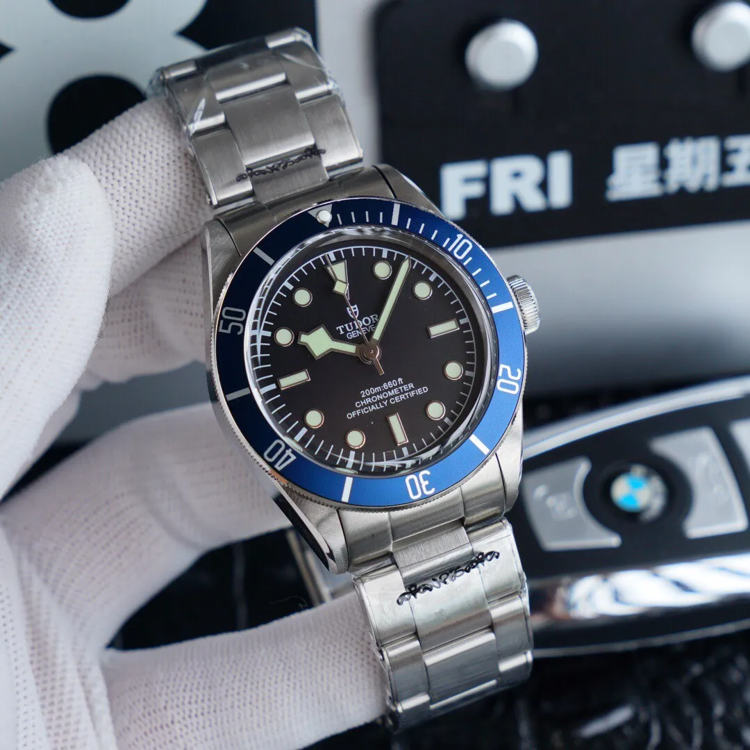 帝駝小紅花 HERITAGE BLACK BAY系列79220R不銹鋼錶帶進口西鐵成8215自動機械,41毫米,男士材質：不銹鋼振頻：28800每小時振盪次數寶石數：25個動力儲備：38小時外觀表徑：41毫米錶殼材質：不銹鋼錶盤顏色：黑色錶盤形狀：圓形錶鏡材質：藍寶石水晶玻璃表冠材質：不銹鋼,旋入式表冠刻有帝舵標誌,配藍色冠軸錶帶顏色：銀色錶帶材質：不銹鋼防水深度：200米⚠️請認准獨家品質