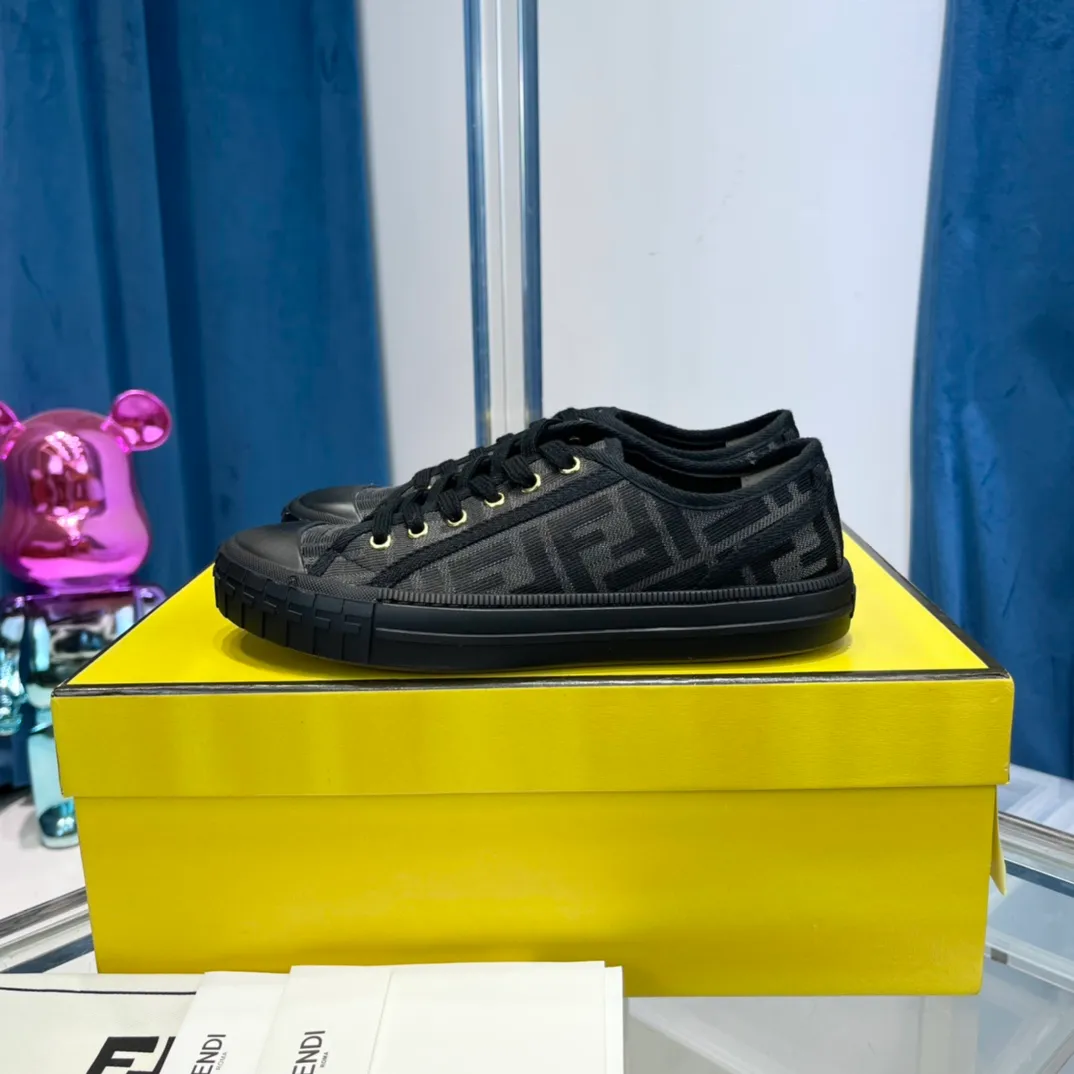 FENDI 22a new arrival～ FF2022秋冬domino情侶老花帆布鞋鞋面FF提花布料，飾有同色系羅緞邊飾，鞋底FF 雕刻裝飾，軟彈腳感，還有微微增高效果，真是YYSD啊，芬迪家的大爆款🔥頂級精品 情侶size 35-45