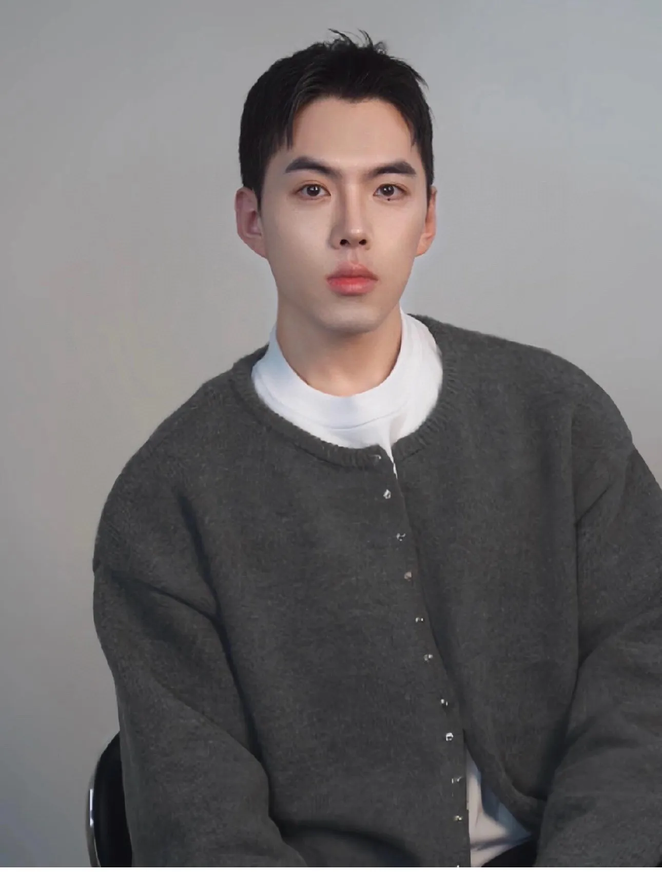Loewe 羅意威 24FW 鉚釘鈕扣針織開衫 定制訂紡粗紡羊毛 並經過柔順處理 親膚不紮 顏色歷經3次染色 力求達到原版顏色效果, 立體感與zp毫無差別 品質做工精品 橫機織片採用進口三針超粗針型 為達效果不計成本,整衣克重達到400g 五金采用定做墜子扣 手工敲定整件衣服總共18顆 完全還原原版 匠心出品 size:S-XL 編碼:XLB103153