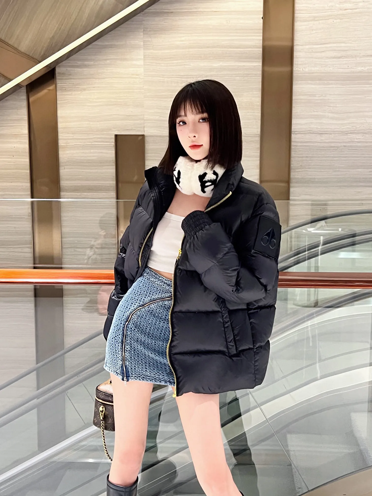 MooseKnuckles加拿大剪刀羽絨服 一直是被公認為最保暖的羽絨服,各種各路ins紅人、網紅、明星也時長穿他街拍。