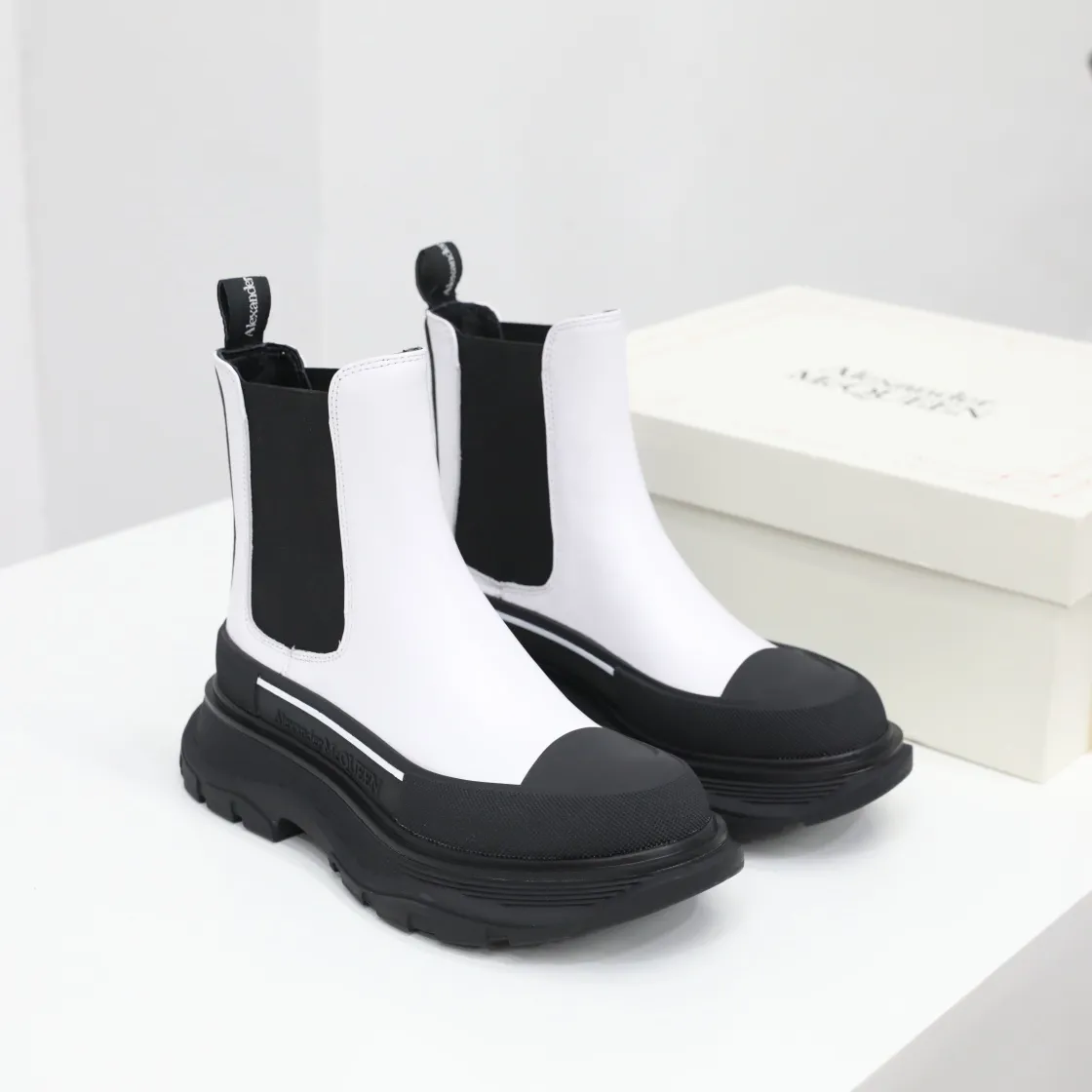 Mcq麥昆新款組合底切爾西靴//面開邊珠裡牛//size女35-40/男39-44