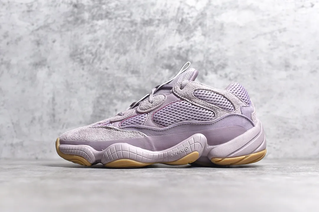 #獨家純原神版 AD Yeezy500  “Soft Vision”滅霸 /  薰衣草紫 全面出貨 原材料原楦頭定型 獨家進口原廠翻毛皮 質感可見 針車間距同步公司 報廢率極高提升成本不吝嗇 後跟小V包裹夾角可見 區分市面鬆垮腳裸 原底 刻字清晰無殘缺  鞋舌皮革處有閃粉防偽 尺碼：36 36.5 37 38 38.5 39 40 40.5 41 42 42.5 43 44 44.5 45 46 47 48