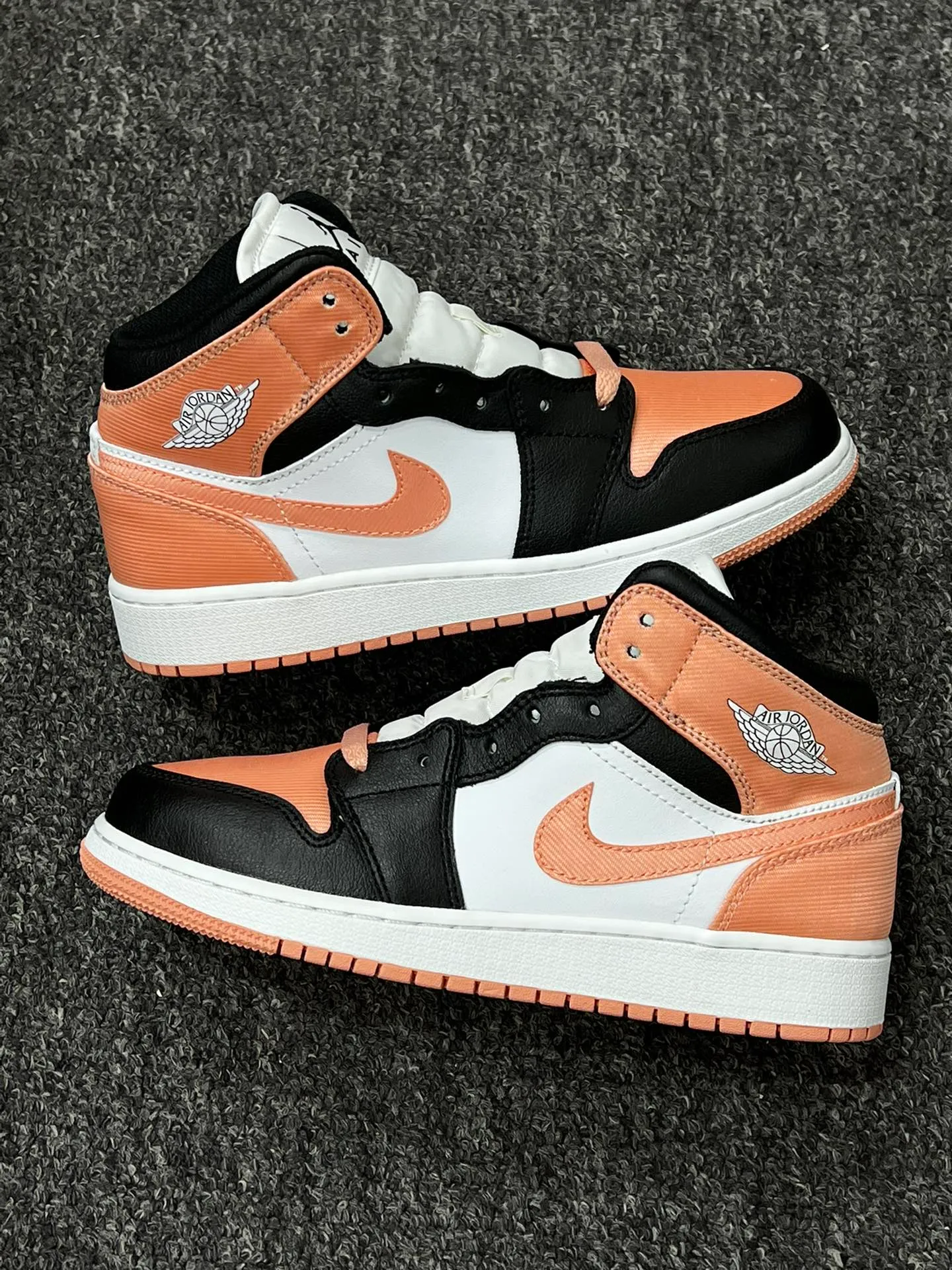 Air Jordan AJ1 Mid 中幫 黑白粉 DM9077-108