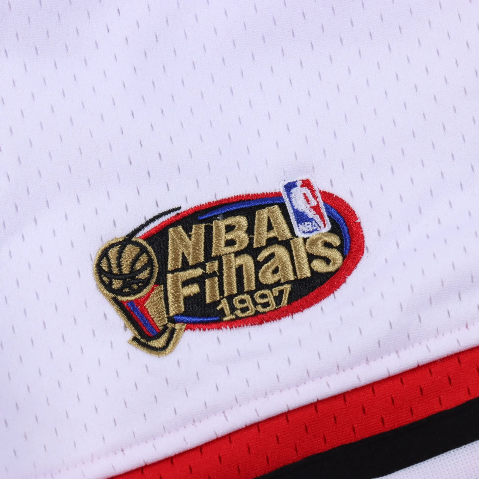 Just Don / NBA 聯名公牛籃球短褲五分褲                由Don C所主理的街頭品牌Just Don，Just Don 的主理人是 Kanye West 的 DJ所創立的高端街頭品牌 他的複古短褲一直是很多小伙伴的喜愛 詹姆斯上身後 就引起了很大的轟動 面料工藝：定織足足的240g網眼面料 整條褲子重量達到1.5斤左右，只有達到這個重量才能有鬆垮的下垂感，不僅僅是克重這麼簡單，網眼形狀為刀割細線狀。