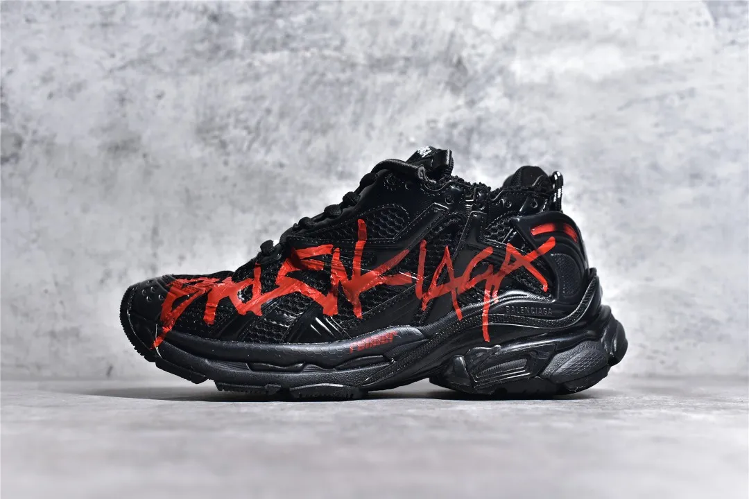 新貨🚀#純原 BALENCIAGA Runner Sneaker 巴黎世家七代慢跑系列低幫復古野跑潮流運動鞋老爹鞋 尼龍和網布材質 磨損效果 鞋頭邊緣印有尺碼 背面浮印尺碼 外側印有跑者徽標 鞋舌刺繡 Balenciaga 品牌標識 鞋跟背面 Balenciaga品牌標識 材質採用65%聚氨酯、35%聚酯纖維 全新 Runner 鞋型輪廓借鑒於 2000 年初的複古線條 搭載大網眼面料製成鞋面基礎，由粉色、白色尼龍與橡膠質地覆蓋鞋面詮釋線條感 當中透過幾道手縫線與折損痕更是精準的掌握歷經時間淬煉的破舊痕跡 延續其手法至鞋領、鞋跟、鞋帶、中底等部分均飾有破損及髒污之貌 尤其是鞋領處與鞋帶孔眼條更是採用不規則做舊技術將內容物泡棉隨機露出 SD462DE# Size 35 36 37 38 39 40 41 42 43 44 45 46