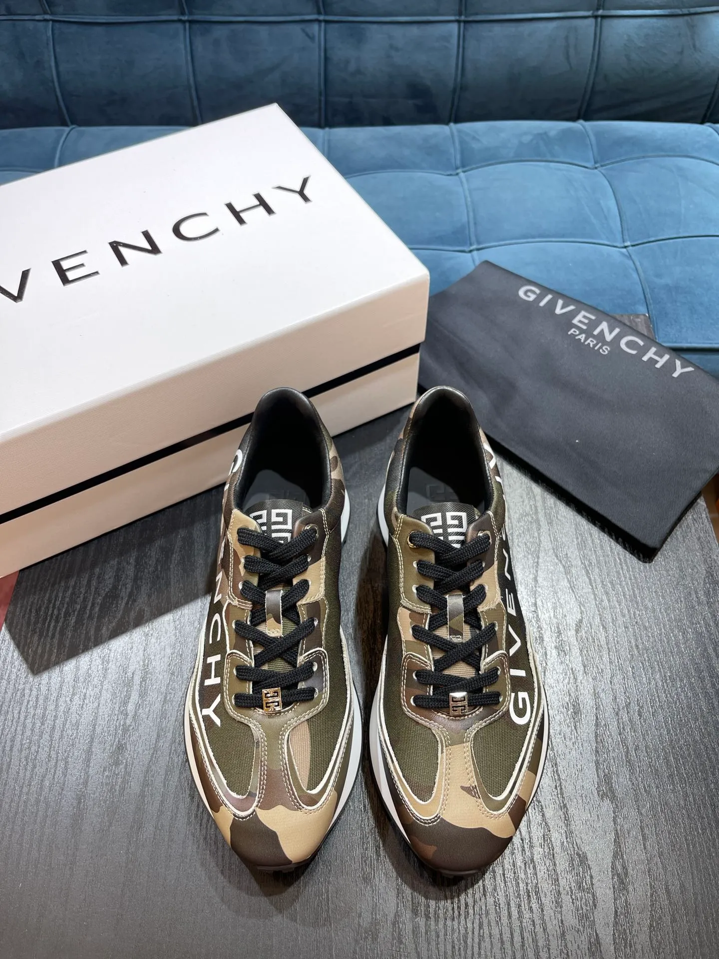 頂級版本Givench* Runner系列 絨面牛皮革錦綸運動鞋，側面飾以白色GIVENCHY LOGO印花 GIV Runner系列 復古設計 側面金屬孔鞋舌點綴4G LOGO刺繡 舒適厚底鞋跟壓印GIVENCHY LOGO鞋底下方滿飾4G LOGO Size：39-44（38.45定做）