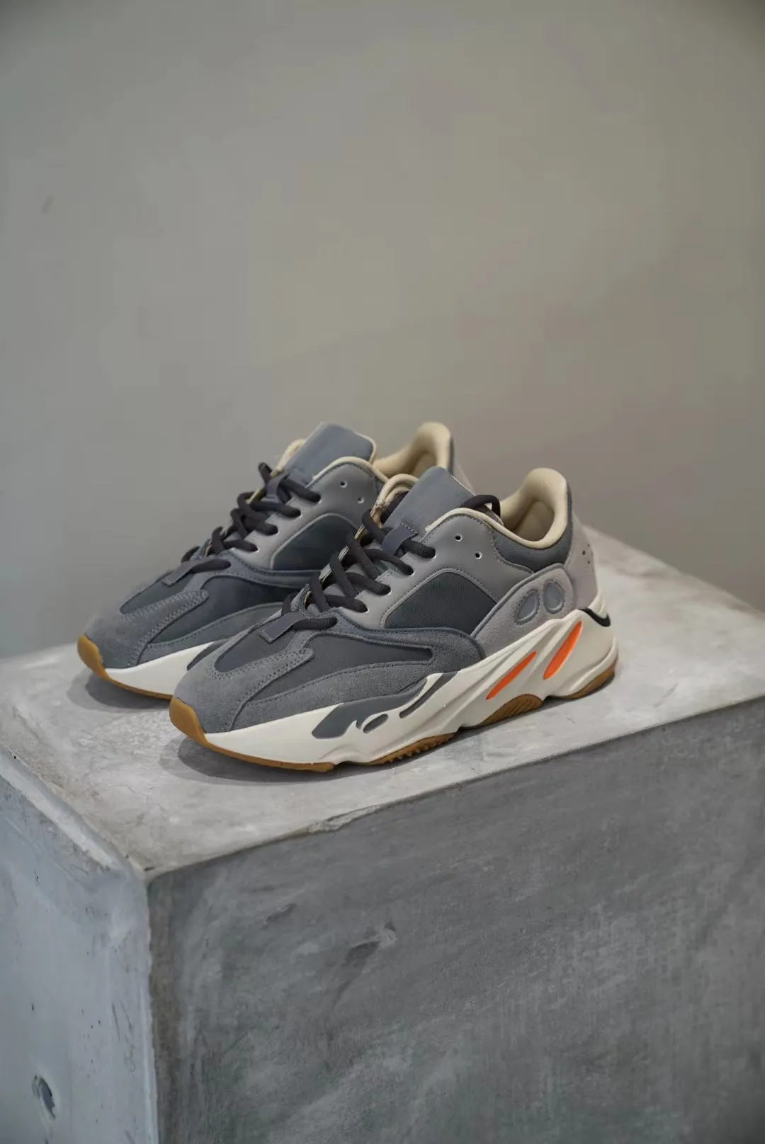 🔥YEEZY Boost 700 磁鐵水泥灰🔥 經典延續,作為YEEZY最好穿的系列之一,相較於350,雖沒有那麼強烈的“踩💩”感,但勝在支撐性更好,也同樣兼具輕量化和非常好的腳感,大面積反毛皮鞋面,也更適宜秋冬季穿著❗️⚠️尺碼:36、36.5、37、38、38.5、39、40、40.5、41、42、42.5、43、44、44.5、45 、46