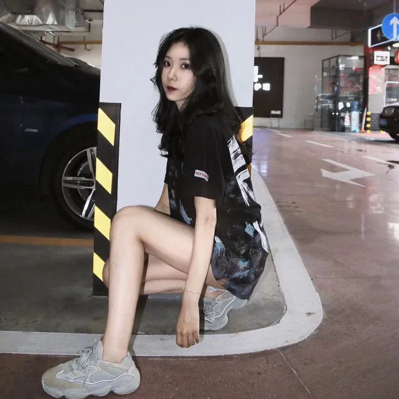 OFF WHITE C/O VIRGIL 17ss 星空煙花潑墨箭頭印花短袖 定制220克全面汗布,粗螺紋,棉質感強 ,成衣水洗預縮處理不掉色不縮水,一共8套網板,顏色都是套色撞出來的,膠印為熱固油墨,一對一數據對位,厚版凹凸手感,厚度上次調試13次,顏色上機調節12次定版,八個板分八次印一個顏色,加一個箭頭厚板印花,第一層印灰色,第二層印白色,第三層是黃色,第四層是綠色,第五層是藍色,第六層是紫色,第七層是橘色,最後一層是厚板,哪個步驟出錯都會全部作廢,全新水洗標輔料,後背的印花不知刷多少層了,冒著快印爛衣服的風險雕琢出這麼一款,不是訂製的面料真hold不住這麼折騰的,星空煙花效果錯落有致+ 層次感強,後背漆印大標誌,正宗刷子刷出的效果,凹凸感強用料一點不含糊,定制吊牌輔料,全部到位 Size:XS-L 編碼:CAL051651