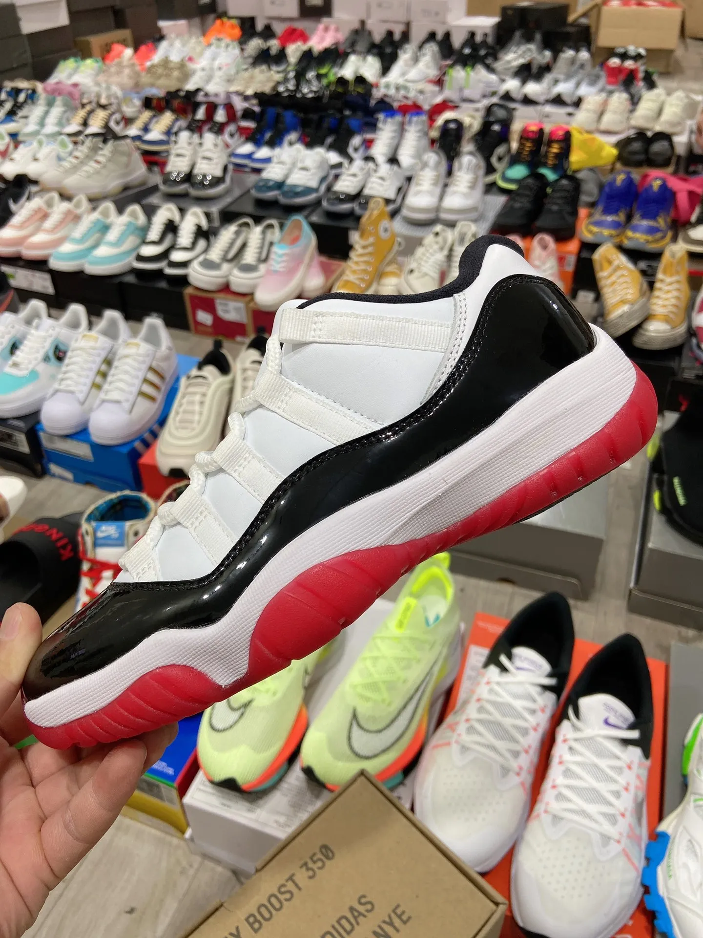 高版本真碳喬丹Air Jordan 11 Retro Low“KL黑紅外線康扣”喬11低幫時尚休閒籃球鞋 整體鞋身採用簡約 OG 的黑白配色呈現,果凍般的水晶外底則以紅色收尾 在保留黑色漆皮的基礎上,白色部分採用皮革材質替代傳統尼龍網布,物料更奢華,穿著腳感肯定也會更加舒適!