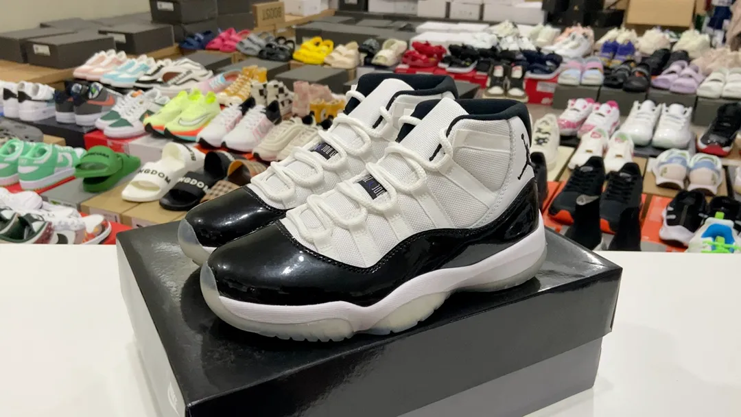 高版本真碳喬丹 Air Jordan 11 “Bred” 喬11黑白 經典的黑白主題不用多說,公牛隊的象徵深入人心,鞋身將以大漆皮的設計呈現,與前幾年發售的所有 Air Jordan 11 採用相同的規格。