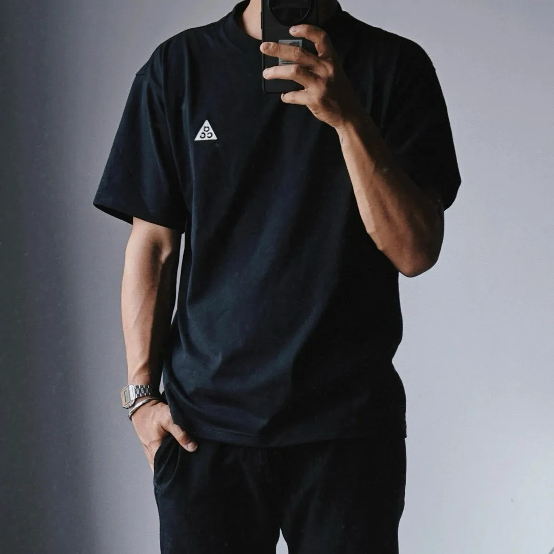 ACG 基礎刺繡logo短袖                男女同款：這期是Nike ACG系列短袖T卹、簡單乾淨基礎打底、胸前Logo黑白剌繡圖案ACG、面料是純棉水洗材質240克、版型略微寬鬆,上身效果低調百搭、休閒運動必選。                    
