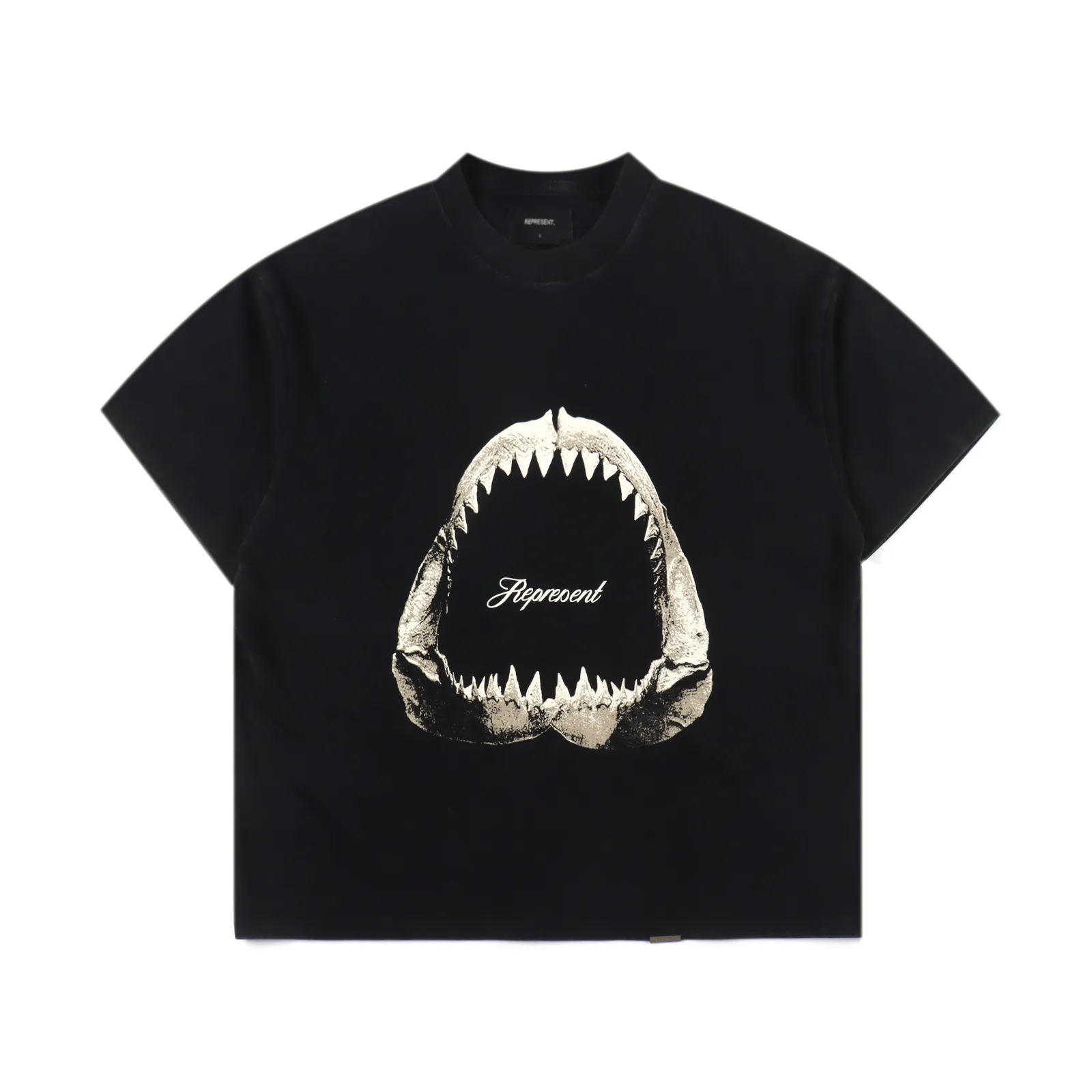 Represent 24SS 巨齒鯊印花短袖T卹 面料32s全棉雙紗精梳汗布 克重250g 表面除毛 領口螺紋為1*1無彈螺紋 膠漿印花 機洗不裂 領標為高密度織嘜 一萬個起定 水洗標為黑色綢緞材質 表面絲網印花 一萬個起訂 尺碼:S-XL 編碼:XLB052931