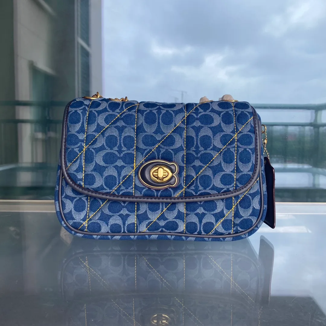 廠價 coach蔻馳代工廠出品渠道貨正品對版代購品質款號2257-104新款Dinky18香布雷雲朵單肩斜挎鏈條斜挎包手提包腋下包 包菱格翻蓋鈕扣女包枕頭小方包，尺寸：24*18*8
