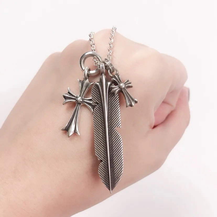 【專櫃品質】Chrome hearts 十字架羽毛套鍊代購1萬➕ 很多潮人受捧的款式可以拆開分別佩戴 單戴也是超好看的🖤配包裝編號:200740