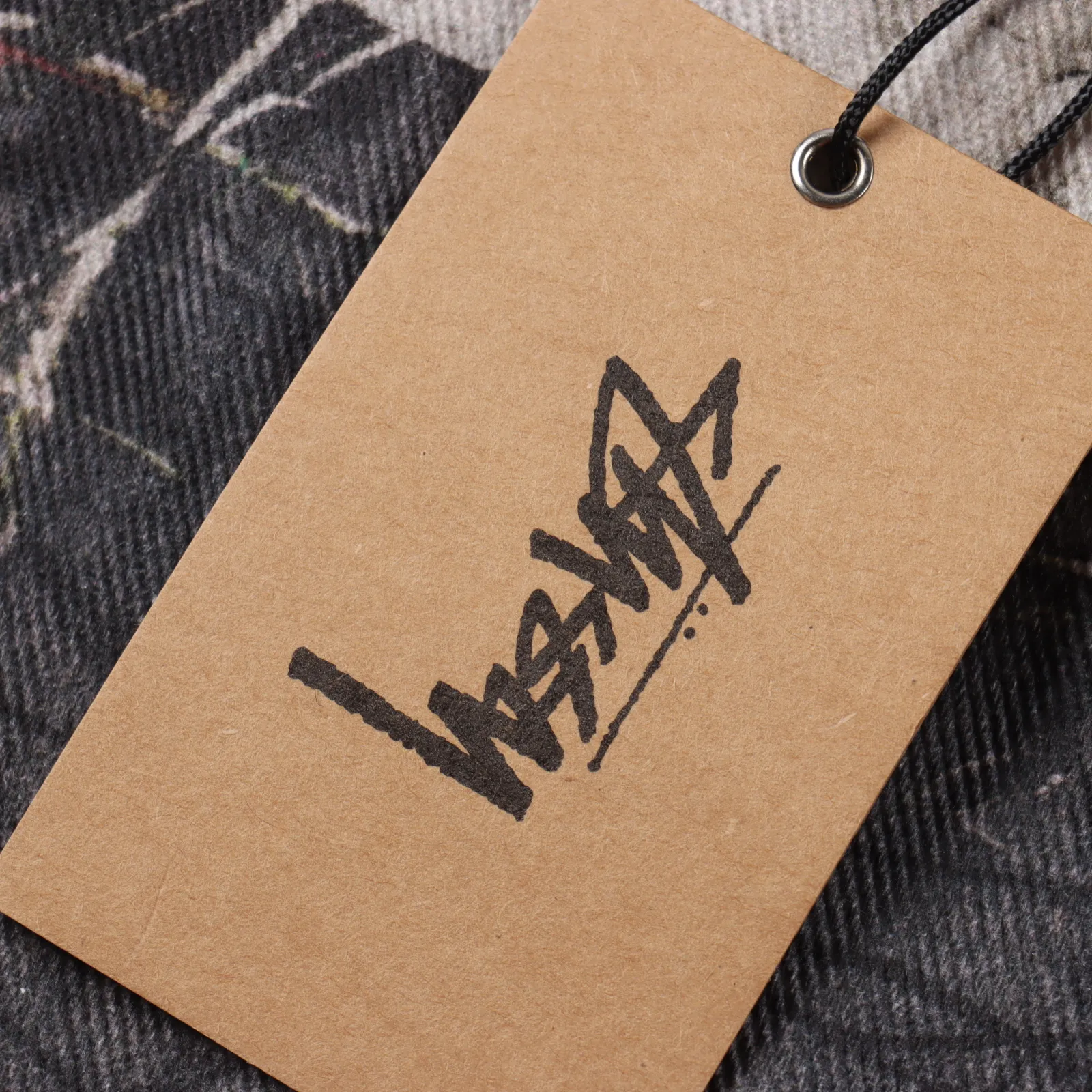 Stussy FW23斯圖西假日系列 滿印迷彩楓葉樹枝直筒牛仔工裝褲 男女同款 Stüssy的作品深受衝浪文化和沙灘服飾的影響,並在之後成為了席捲全球的嘻哈文化與街頭風的標誌性單品之一。