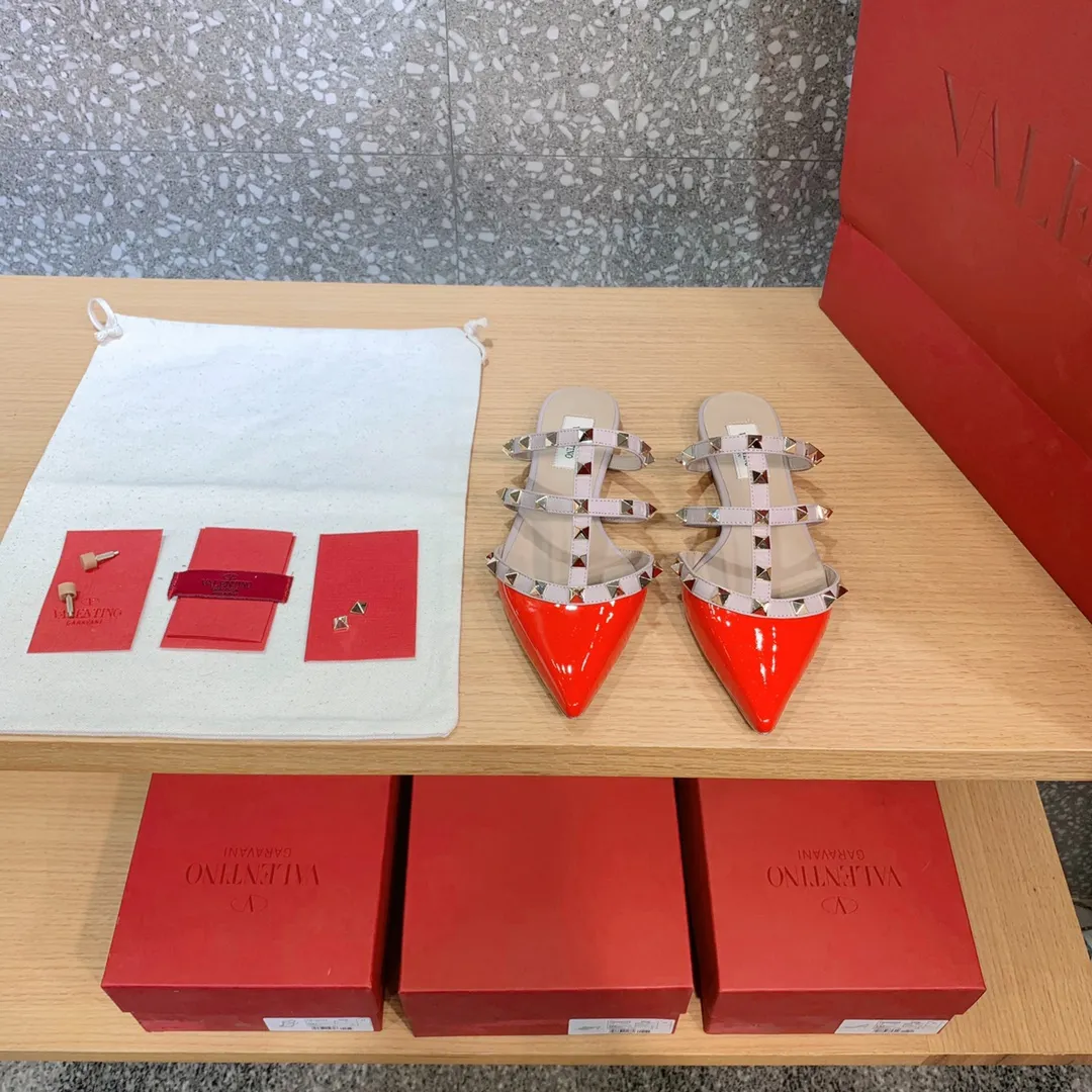2020全新升級～獨家對版貨                      🌟這家華倫很牛逼 👑Valenti** ❤🎈34-40  🎈可半碼定制 🎈  中高跟圓筒鉚釘數均為28顆  內裡編號 VST  V22-2  墊腳羊皮，內裡頭層羊皮質感更不用多說，不磨腳意大利真皮大底，值得每一位華倫的主人好好呵護，鞋尖的設計凸顯這款鞋輕熟風的路線，配合鉚釘更是高貴優雅時尚大氣  均有原版，可隨時對比平底 👠