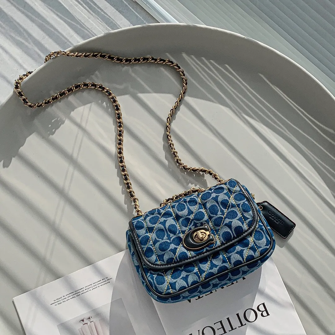 廠價 coach蔻馳代工廠渠道貨原廠定制料 小號 🌟更加靈動可愛款號：CA581  鏈條斜挎包 絎縫PILLOW MADISON單肩包軟歐包，全新單寧配色 精緻亦具個性令人眼前一亮 不同風格多種背法 時尚潮流， 可鹽可甜～ 摩登單寧面料柔軟輕巧與經典C標交相呼應 呈現別樣立體的新潮視覺 隨性鏈條解鎖無限時尚潛能 銅色扭飾靈巧點綴，再現浪漫牛仔風情 尺寸：長20高13.5寬5.5cm