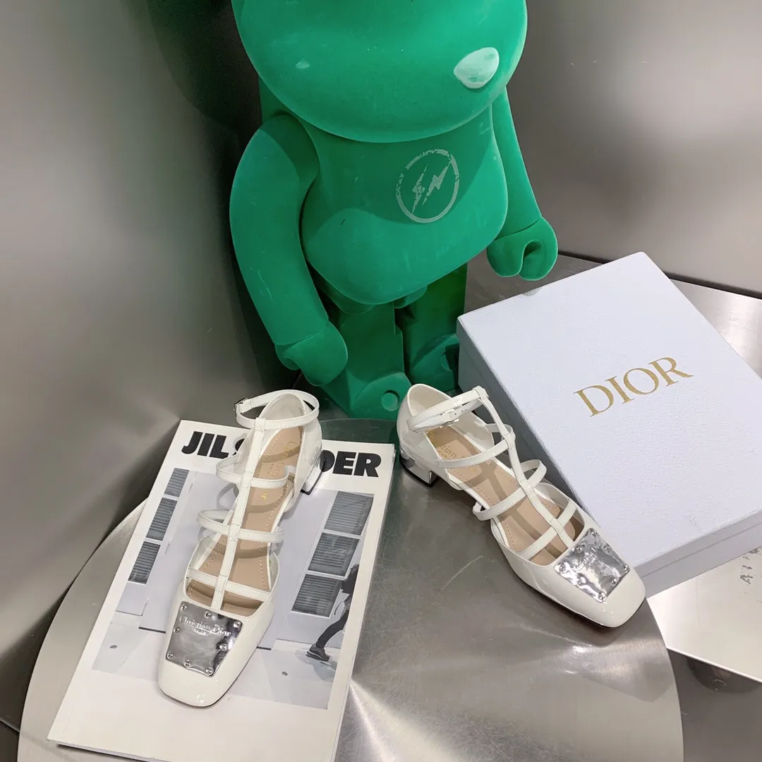 Dior 最新款走秀腳踝綁帶涼鞋 這款 La Parisienne Dior 芭蕾鞋是發布秀的主打單品,彰顯時尚的經典標識與復古的優雅風範。