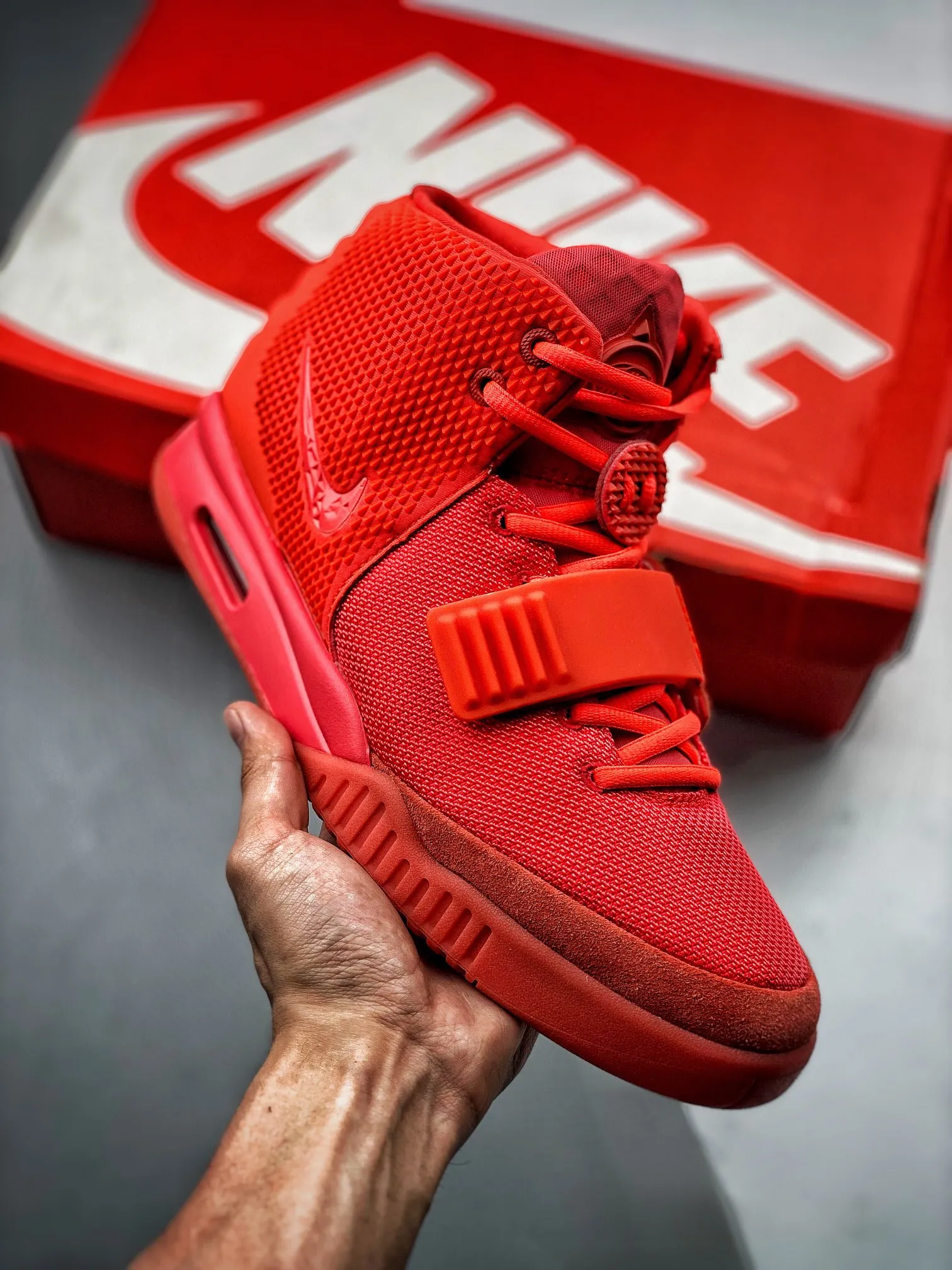 時隔兩年 最強YEEZY強勢回歸⚠️全球限量版🔺 純原出品NIKE YEEYZ Ⅱ "Red October" 大紅椰子 原廠進口原面 純手工魚鱗片 原版開發 原盒、防塵袋 各細節遵循原版情懷之作 原鞋已炒上數万天價 材料採購難度巨大 補貨週期至少半年之久原材極其稀有 總數小幾百雙少量出貨‼