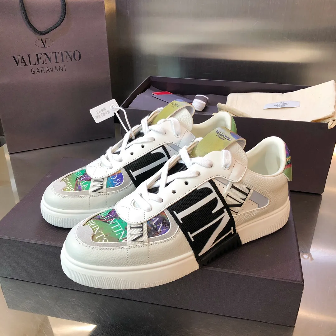 【頂級復刻代購版本】華倫天奴VALENTINO情侶款 2020ss官網最新色推出 3D打印V字大logo 彩色印花系列休閒小白鞋～1:1頂級原版復刻 鞋面：頭層小牛皮3D彩印（重工拼接工藝）內裡：牛皮（套包原版工藝）標準碼數：女碼35-39/男碼38-44