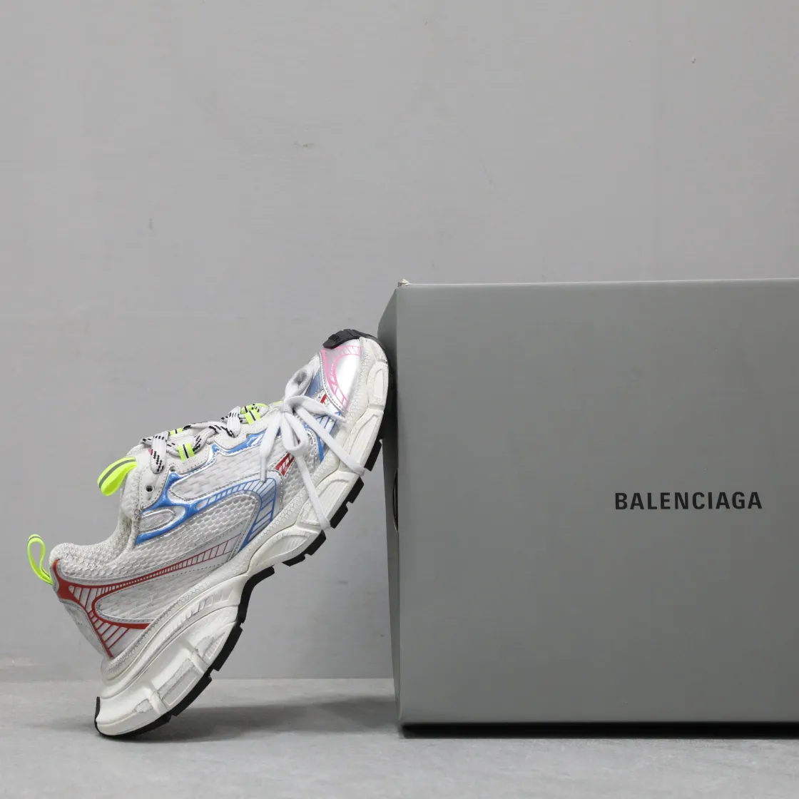 Balenciaga大底純原版本 運動鞋強勢出貨 重工打造 所有配件均通過定做出產正品裁片 正確字體電繡 粗細、位置、大小正確 側邊TPU 透氣孔匹配意產原版 ，TPU軟底 原版一致 "Balenciaga" 大底LOGO 立體感十足 原廠皮料 採購原廠網紗 Size 女35-41男39-47（46 47定做）
