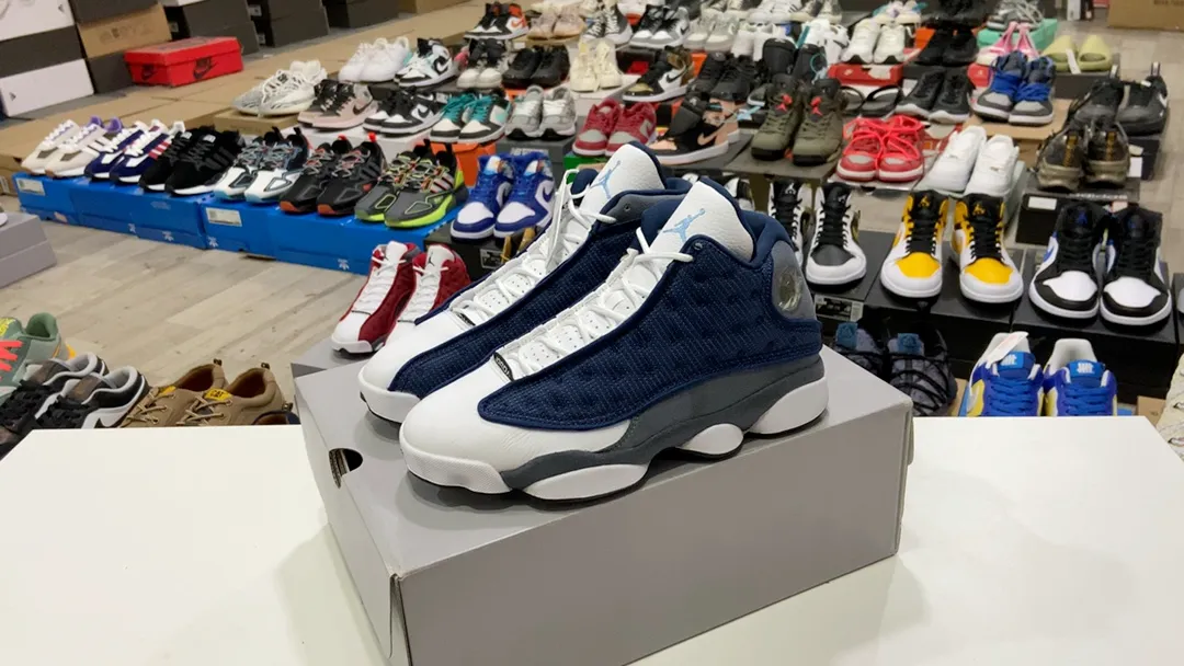 喬丹Air Jordan 13 “Flint”海軍藍 經典的海軍藍、深灰和白色搭配,打破了黑白紅的傳統,在元年配色中顯得格外獨特。
