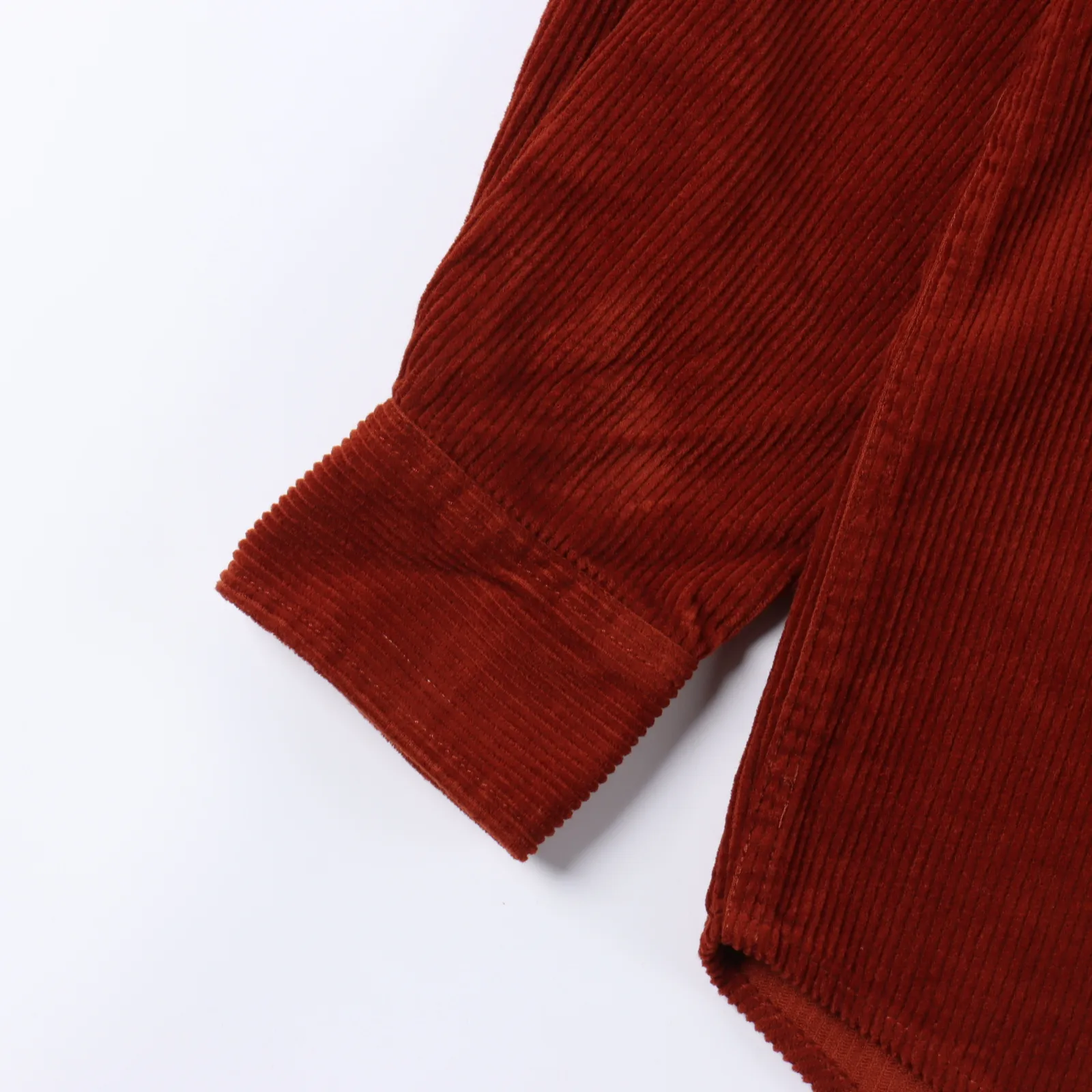 Carhartt WIP 卡哈特2024 經典LOGO標籤口袋燈芯絨襯衫外套                 襯衫的款式 燈芯絨的材質 水洗的工藝 放在目前的潮流圈妥妥的老錢風腔調 獨有工裝的韻味 透出古著的氣息 傳統的鈕扣開身 左側帶扣表袋 上面有卡哈特經典的貼佈刺繡logo 為整體的風格打上了頗具辨識度的標籤 後背立體構造 讓肩部更加挺括有型 高街潮流和舒適耐用相結合 既能滿足日常生活戶外露營等場景 也可以享受燈芯絨襯衫獨有的潮流態度 正品級定制                 SIZE:S-XL                編碼：EIO101142