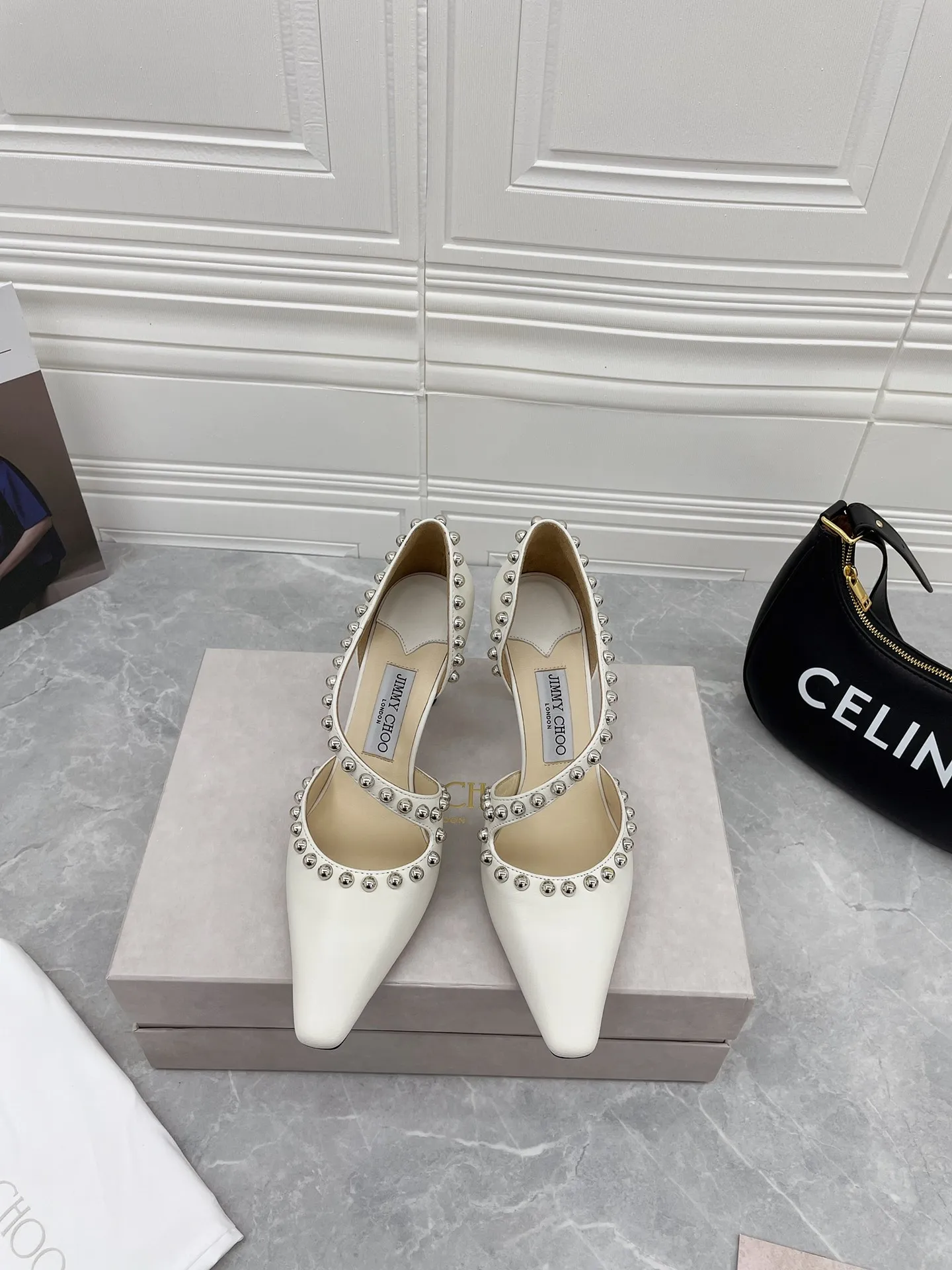 出廠： 【獨家頂級】JIMMY CHOO(吉米週)  經典《小方頭鉚釘單鞋》吉米周是一個非常全面之尊貴時尚生活品牌，香港，美國，等大時尚博主及明星的同款，簡直是美上天了，愛上優雅、愛上俏皮的未來感，光看一眼便想馬上擁有，但一雙精緻的高跟鞋確是可以想想滴，該系列專為超凡絕倫、無所謂的女士而設計，從而打造出別緻的整體效果，Jimmy Choo 設計出激發女性一往無前的產品彰顯魅力……❶面料：定制原版羊皮❷內裡：定制原版羊皮❸墊腳：定制原版羊皮          ❹大底：進口意大利原色牛皮底  ❺跟高：3.5 cm  ❻碼數：35-39(40定制不退換)   ❼包裝：原版全套包裝☀顏色：米白