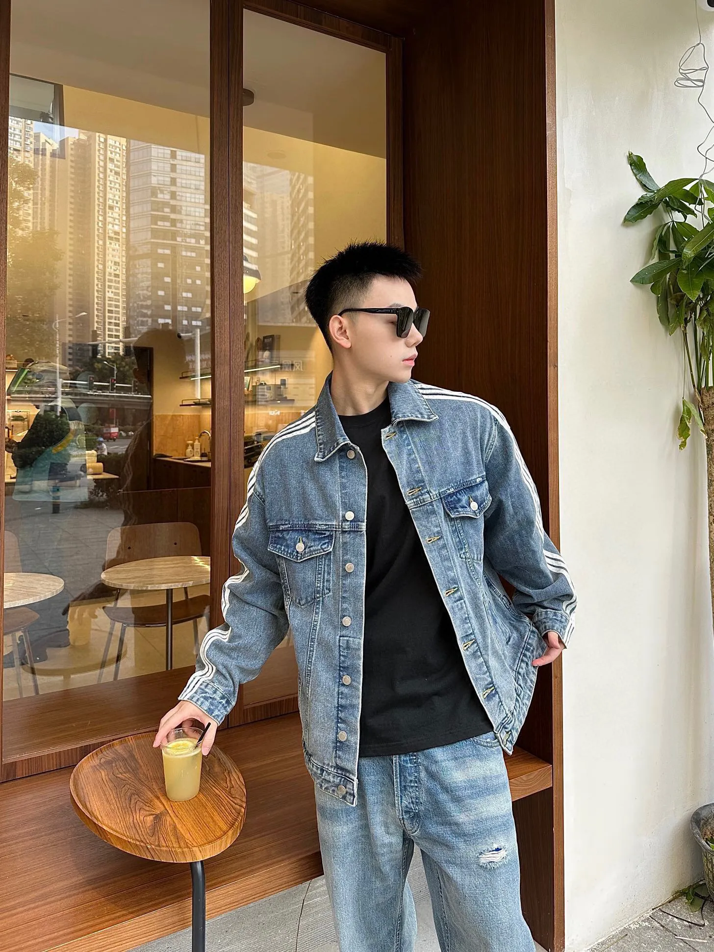 Balenciaga X Adidas 聯名款條紋邊水洗牛仔外套_CM_1Balenciaga X Adidas 聯名款條紋邊水洗牛仔外套                精工水洗的牛仔麵料，還降低了牛仔的硬度，上身更加舒適親膚，有夾克的外形脛骨，也有運動衣的舒適體感                做舊的水洗藍，淡淡的複古感，顏色很乾淨，很有腔調，顏色也是很高級的那種，高品質的就是不一樣，後背經典字母印花裝飾，簡約而不簡單，藍白的撞色，更加了視覺衝擊感寬鬆的os版型，上身寬鬆，不挑身材的同時完全不會鬆垮，很好的修飾腿型，上身腔調十足無需多考慮，閉眼收就OK啦!                size：S-XL                編碼：AKA091782