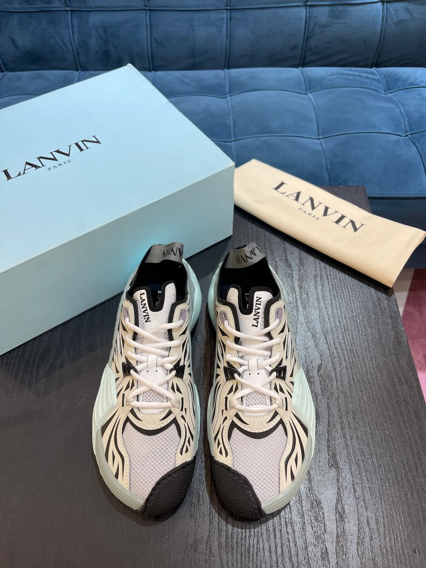 LANV～ FLASH系列情侶款運動鞋✅  炫酷未來感，從FlashX運動鞋開始實戰機能風靈感源自攀岩運動，搭載獨特設計與精湛工藝，強化專業運動能力。