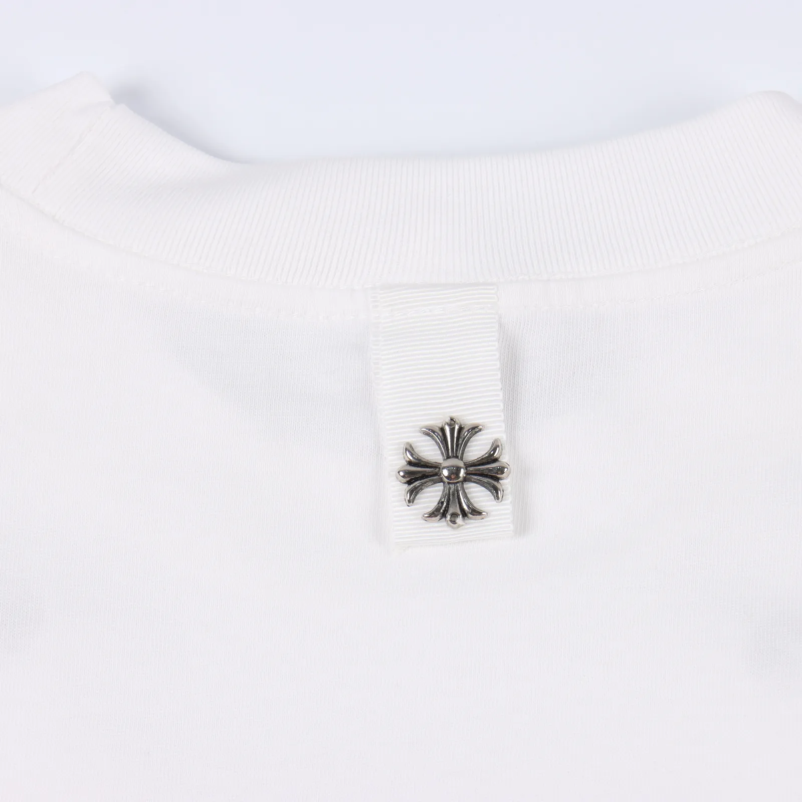Chrome hearts 24 五金配件長袖克羅心十字架吊墜T卹 Chrome hearts 24S 300克重 區別市面低克重os版型真的很迷人 克羅心也真的是絕絕子 每一季新品版型都做到極致 實穿度很高,隨意搭都nice -100%棉 採用26支雙紗 300克重面料 進口針織針梳棉進行製作,厚度適中,有垂感又有輪廓型,上身就是一個舒適!