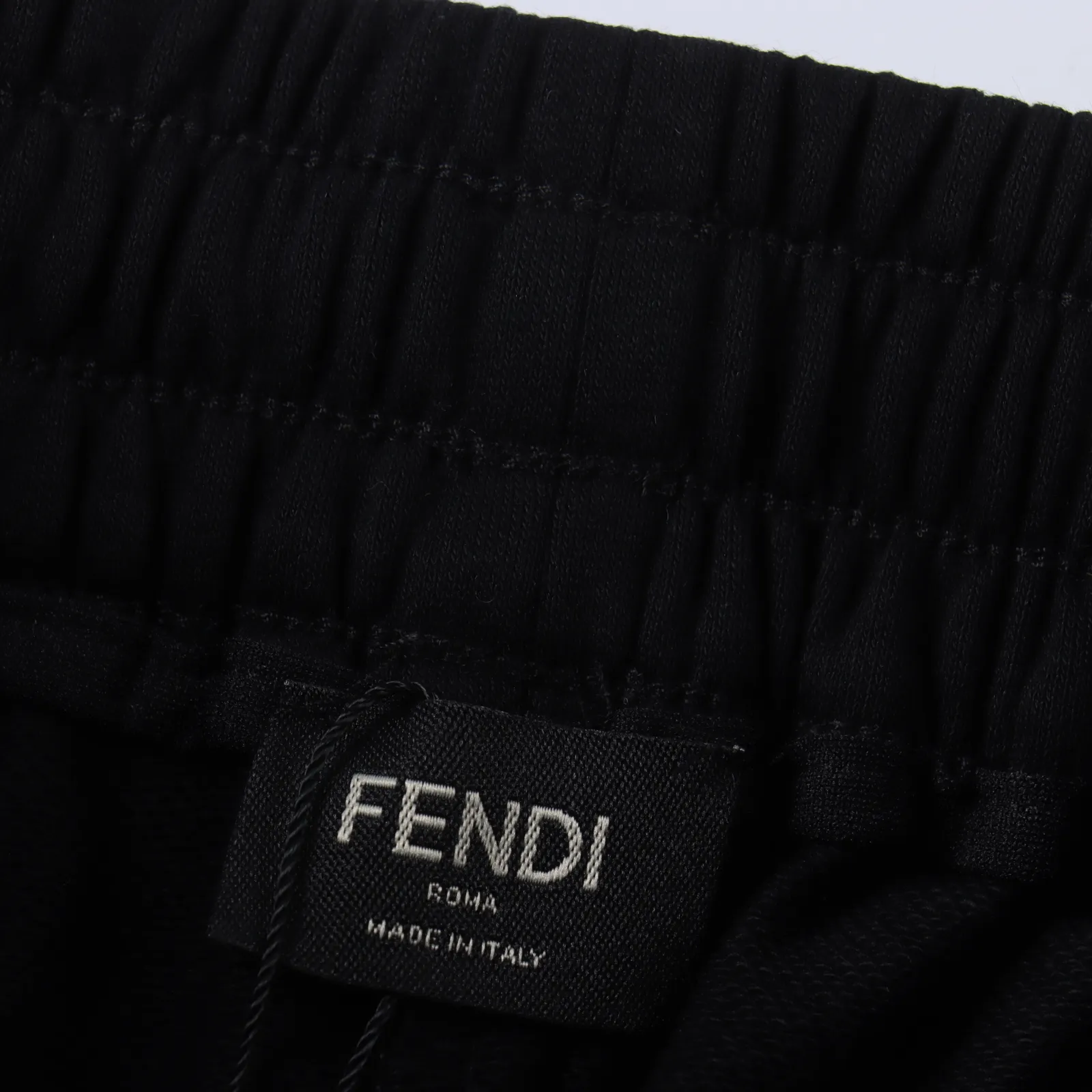 Fendi /芬迪  雙F植絨大logo短褲                定織定染400g小毛圈面料                 雙面平紋面料相較於普通面料更加親膚柔軟 成本也貴了接近一半                 褲腿處大logo植絨，彰顯個性                 下擺用品牌織帶點綴 全新定制輔料                 OS寬鬆版型 手感細膩柔軟！