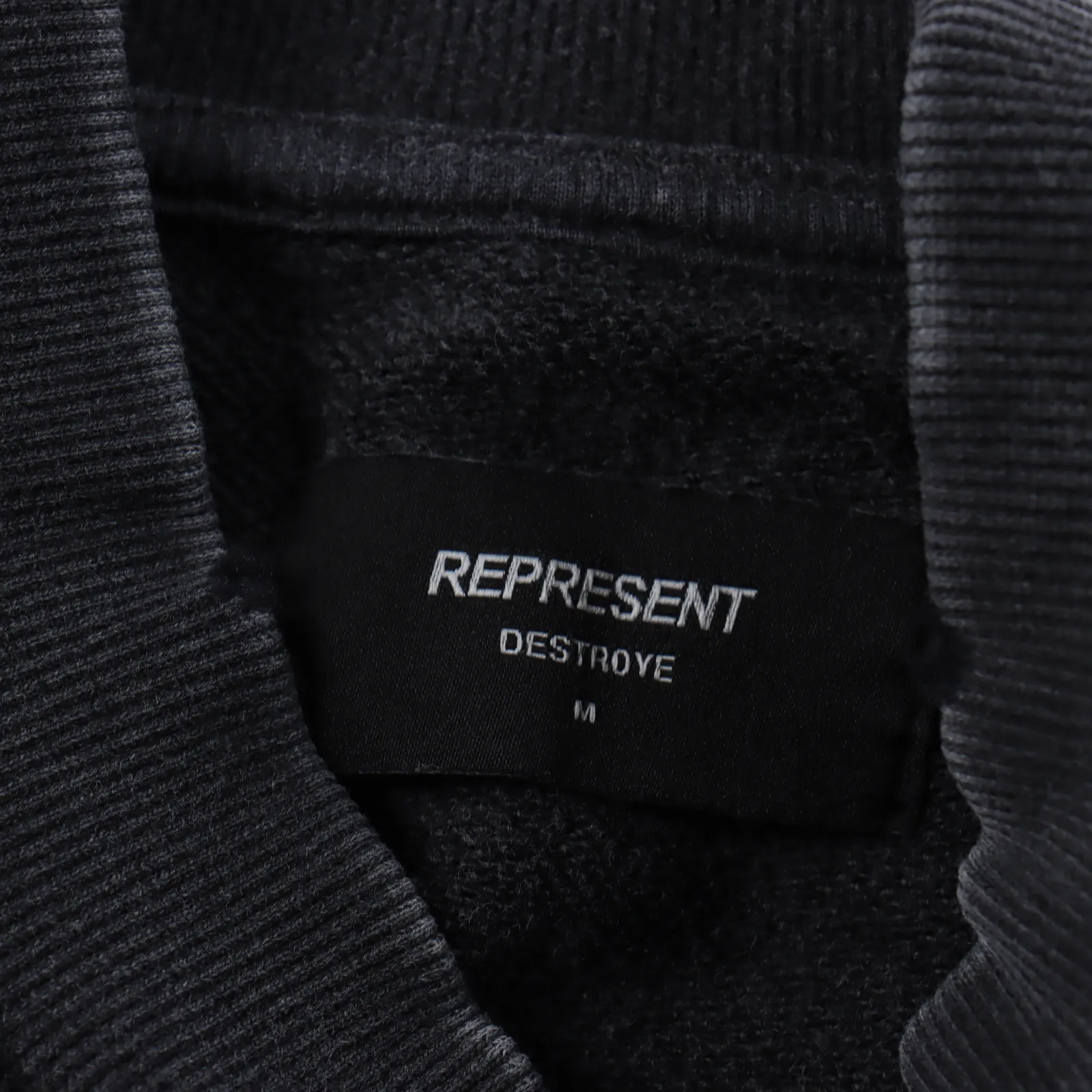 Represent 23Fw 美式水洗復古做舊圓領衛衣 REPRESENT 23秋冬新款純色水洗帽衫美式高街復古做舊重磅情侶圓領衛衣:REPRESENT由設計師George和Mlke Heaton創立,以英國文化為背景,結合英倫風和搖滾進行設計。