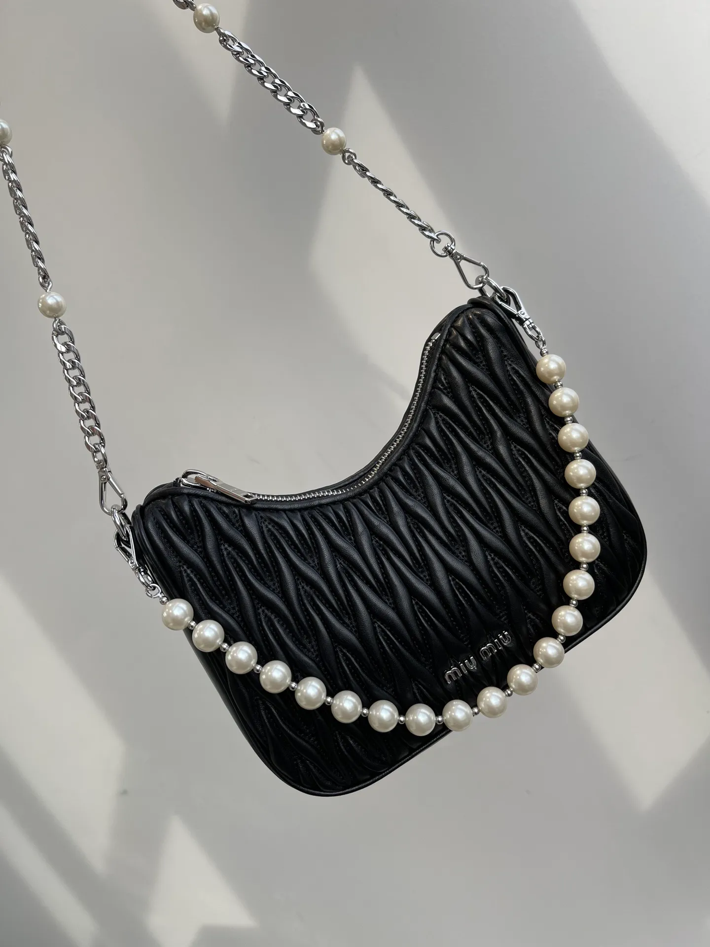 MiuMiu繆繆 2021年新款 走秀款 羊皮褶皺珍珠鍊條包,腋下包,採用 進口細膩綿羊皮,褶皺衍縫工藝絕對是miumiu的經典代表,通過褶皺衍縫工藝既能避免嬌嫩羊皮的劃傷又能很好的塑形,減輕包包整體重量,一舉多得,手感更舒適,如同嬰兒肌膚般柔軟,仿金屬珍珠裝飾🉑️拆卸鏈條⛓️,➕多一條珍珠鍊條,正面logo金屬刻字徽標,拉鍊開合,綿質緞面襯裡,2021年繆繆新品 珍珠走秀款。