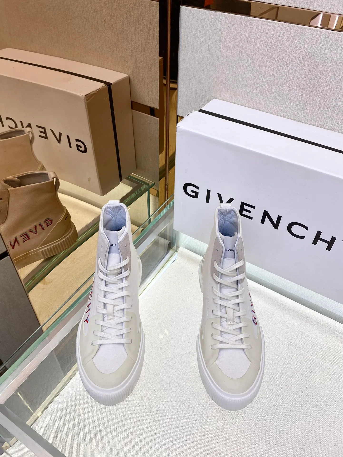 頂級版本Givench*新品板鞋牛皮CITY運動鞋  採用進口牛皮打造，鞋舌金屬銘牌鐫刻GIVENCH* LOGO。