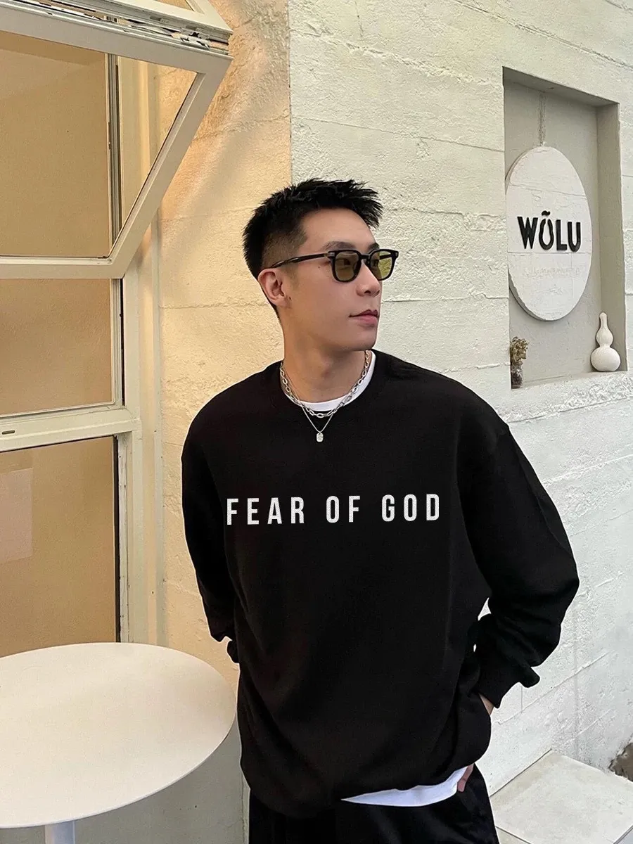 Fear of God FOG 24FW 主線字母圓領衛衣 成衣加絨款採用380g面料,不加絨款採用350g面料,螺紋採用420g雙紗1:1螺紋。