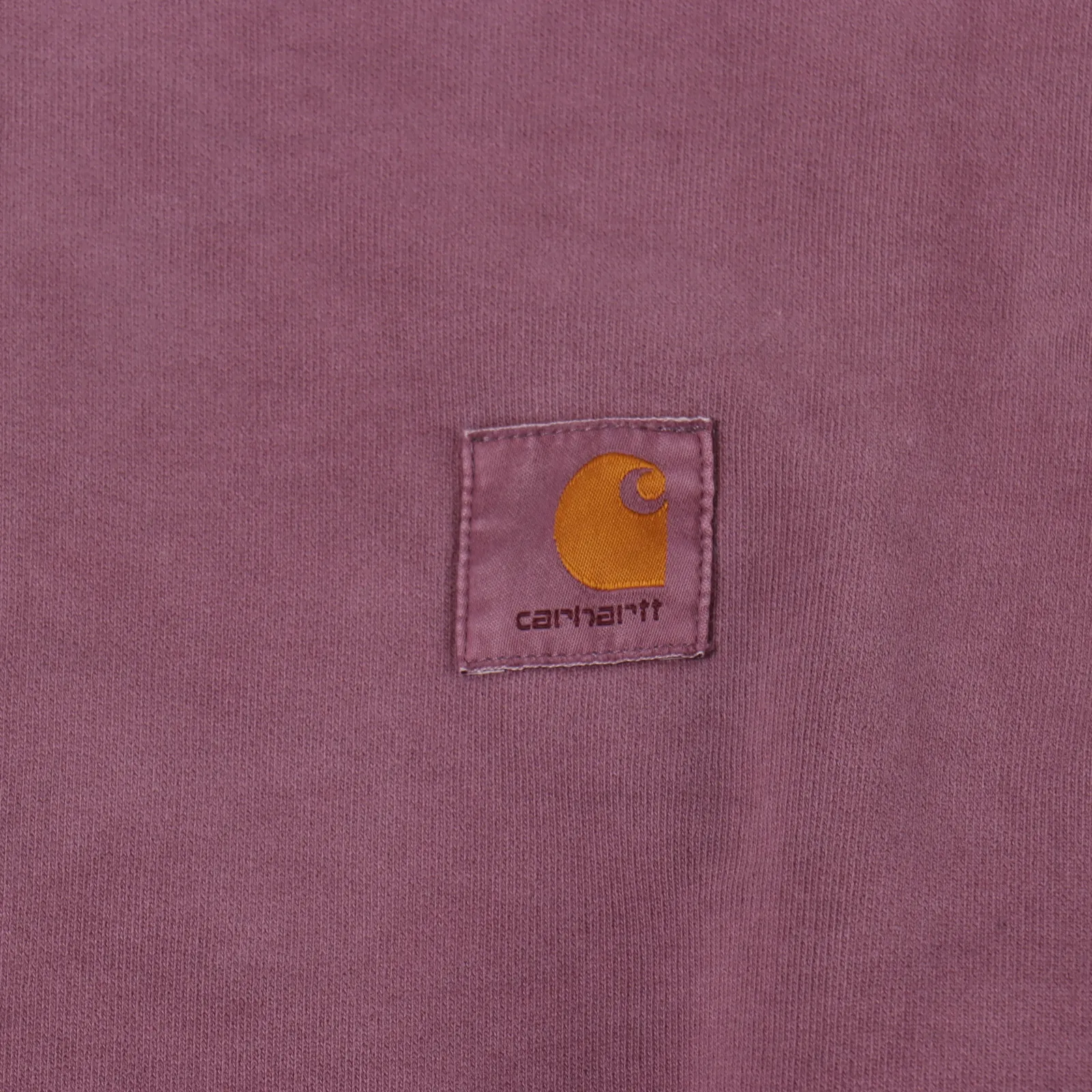 Carhartt 卡哈特 WIP 系列經典logo圓領套頭衛衣                 作為歐洲市場的專供系列依然秉承卡哈特的核心點：品質 耐久和舒適 看似寬闊基本的衛衣構造 融入了多種色彩的選擇使其擁有了十足的街頭味道 胸口簡約的貼佈繡logo已經詮釋了一切的辨識度 成衣採用重水洗工藝 優良的面料才能反復經得起考驗 復古做舊的效果充滿腔調 領口、袖口、下擺寬厚的螺紋加持既突顯了卡哈特工裝的粗獷精神 並且實用和耐穿性大大增加 無論你是工裝愛好者還是卡哈特的擁躉 這款重磅休閒衛衣一定是你秋冬季的百搭單品 430克全棉毛圈 成衣染色成衣水洗做舊 正品級定制                 SIZE:S-XL                編碼：EIO092342