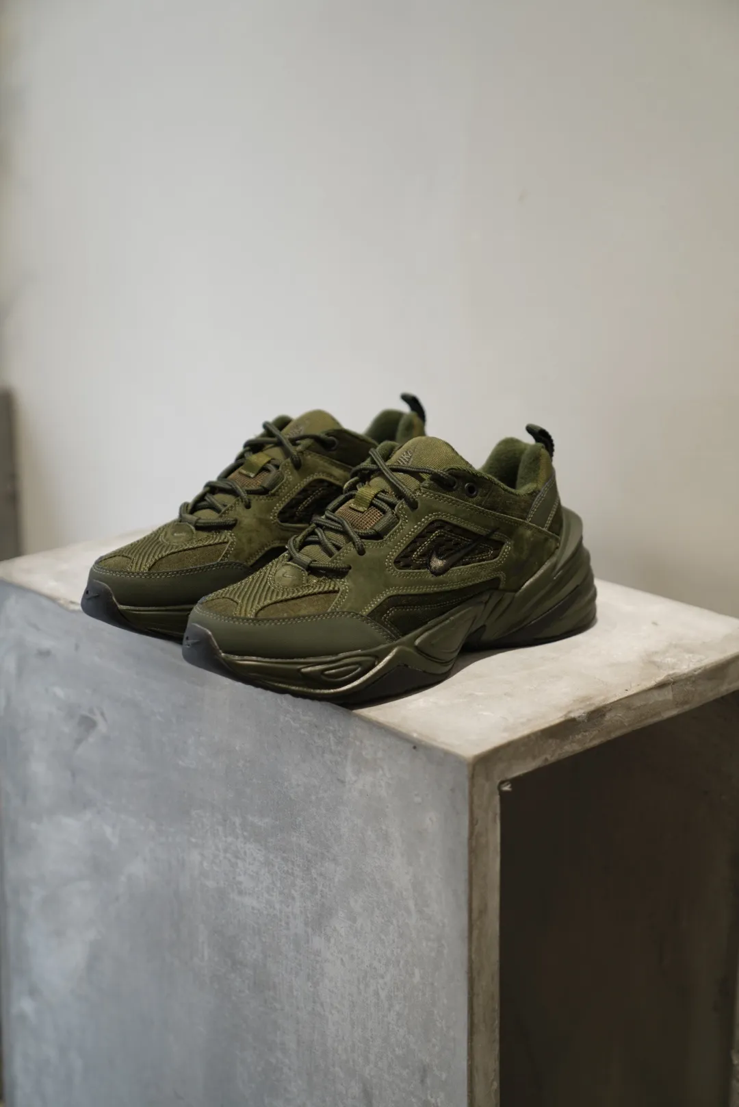 🔥 NIKE M2K Tekno sp老爹鞋🔥 作為M2K的高階版本sp系列,選用了更高檔更特別的材料,麂皮➕燈芯絨➕網面➕特製的紋理橡膠多材質搭配,質感真的超棒❗️配色也是絕了❗️非常適宜秋冬穿著的小麥色、非常🈶️高級感的水泥灰和復古的橄欖綠也是把多種材料搭配的層次質感體現的淋漓盡致❗️ ⚠️獨家原廠正品渠道出貨,區別市面所有fake版本,接受對比 ⚠️顏色:小麥色、水泥灰、橄欖綠3⃣️色 ⚠️尺碼:36、36.5、37.5、38、38.5、39、40、40.5、41、42、42.5、43、44❗️p
