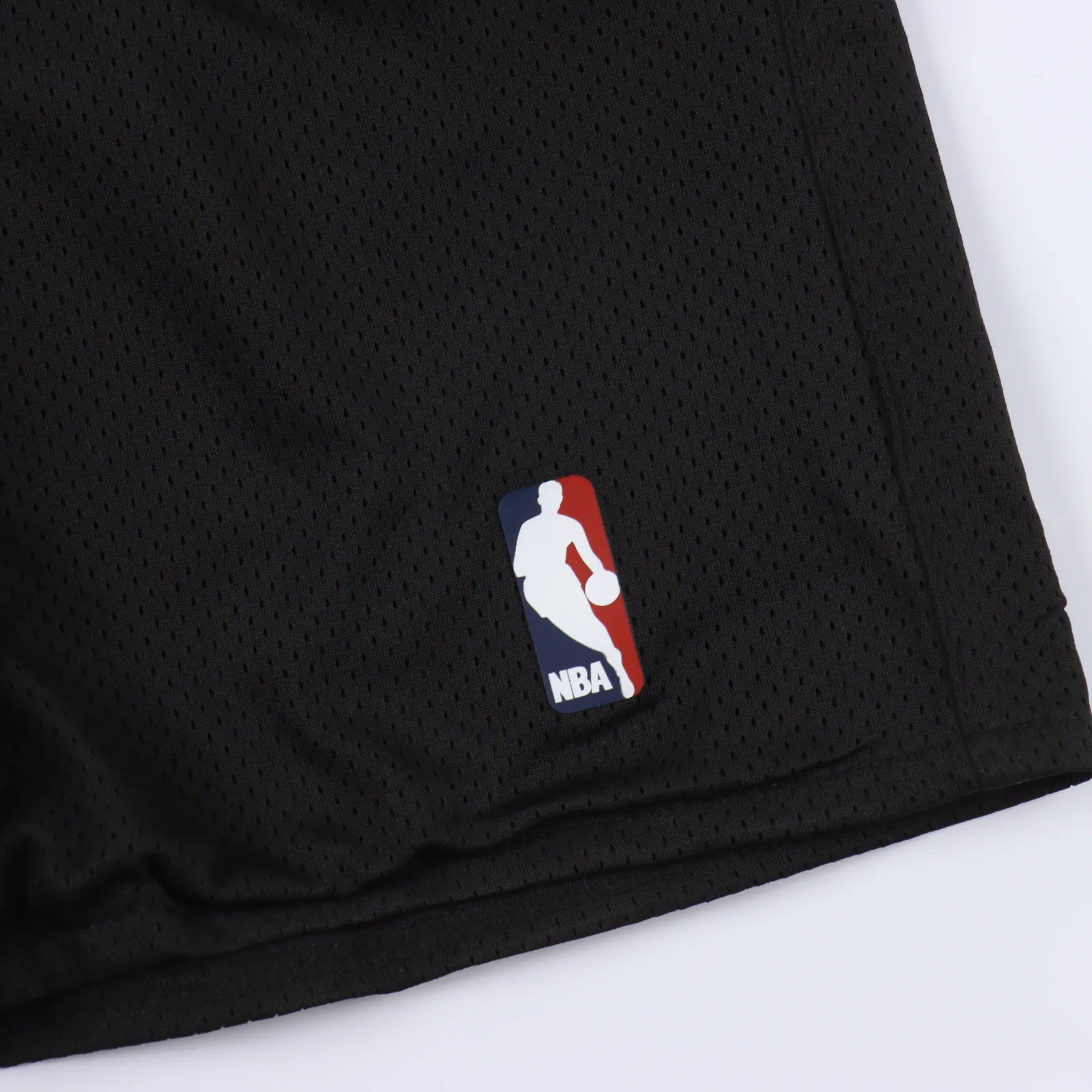Fear of God x NIKE x NBA 21ss Fog耐克NBA三方聯名網眼美式短褲                這款是JERRY在鉤子最後的創作，以後也不會再出現類似的設計，                外面是網格材質，內裡是採用了梭織布，定織定染高纖高密度網眼布，整條短褲雙層設計，                不會透光，透氣性非常好，手感非常好，彈力褲腰頭，磨砂Logo繩頭，                單獨定制的聯名梭織洗標，定做立體麂皮主標，側邊拉鍊口袋 刻字拉鍊頭，                NBA高溫滴膠標，進口田島專機高密度刺繡，一條網眼短褲，看著輕薄，                實際很有分量，短褲重量800克，接近一公斤，全套定制輔料，依舊是大家所能接觸到的最好的版本                顏色：黑色，杏色                Size：M-XXL                編碼：BOK072751