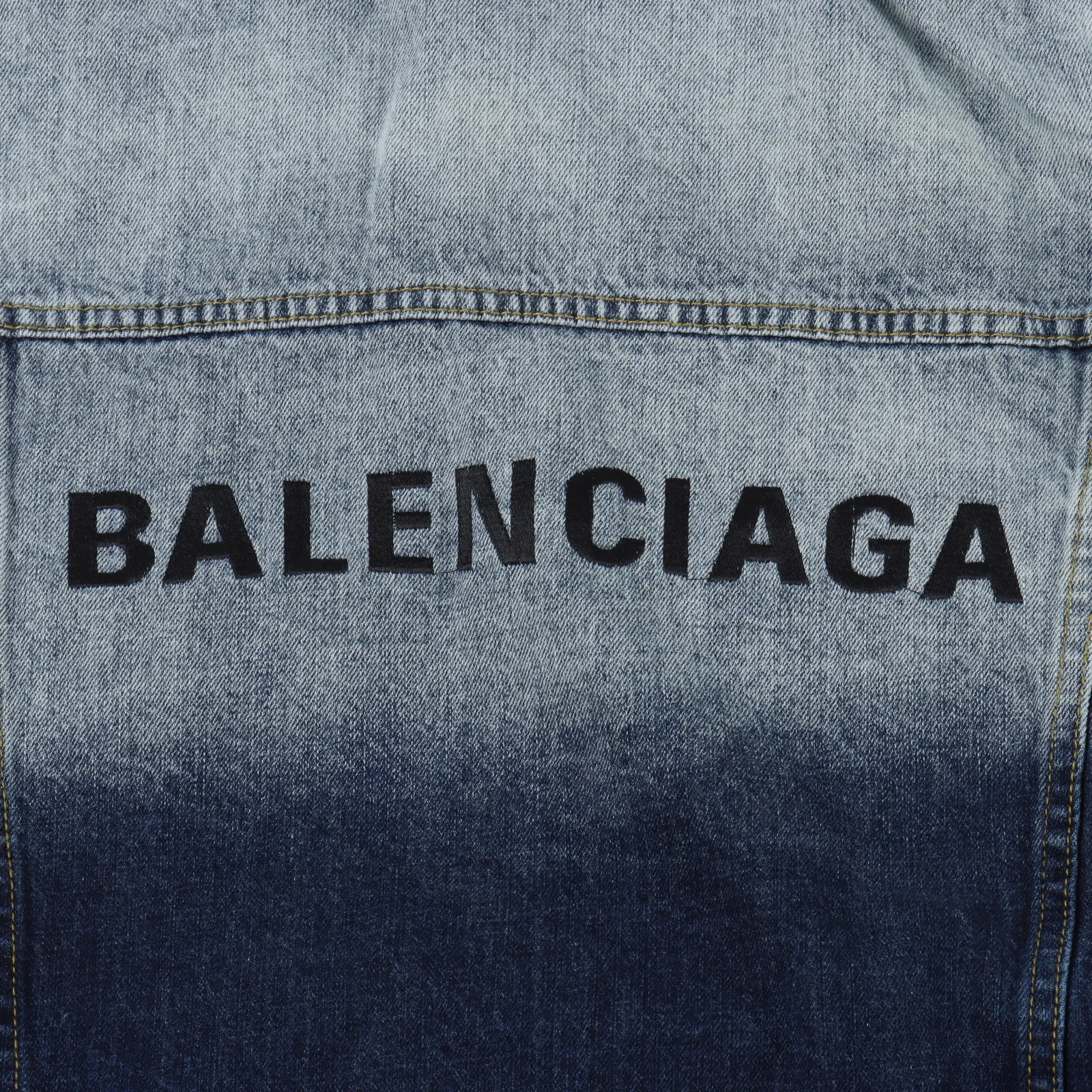 Balenciaga/巴黎世家 背後字母刺繡漸變牛仔外套                精工水洗的牛仔麵料，還降低了牛仔的硬度，上身更加舒適親膚，有夾克的外形脛骨，也有運動衣的舒適體感，做舊的水洗藍，淡淡的複古感，顏色很乾淨，很有腔調，顏色也是很高級的那種，高品質的就是不一樣，後背經典字母刺繡裝飾，簡約而不簡單，藍白的撞色，更加了視覺衝擊感寬鬆的os版型，上身寬鬆，不挑身材的同時完全不會鬆垮，很好的修飾腿型，上身腔調十足無需多考慮，閉眼收就OK啦!                size：S-XL                編碼：AKA100582