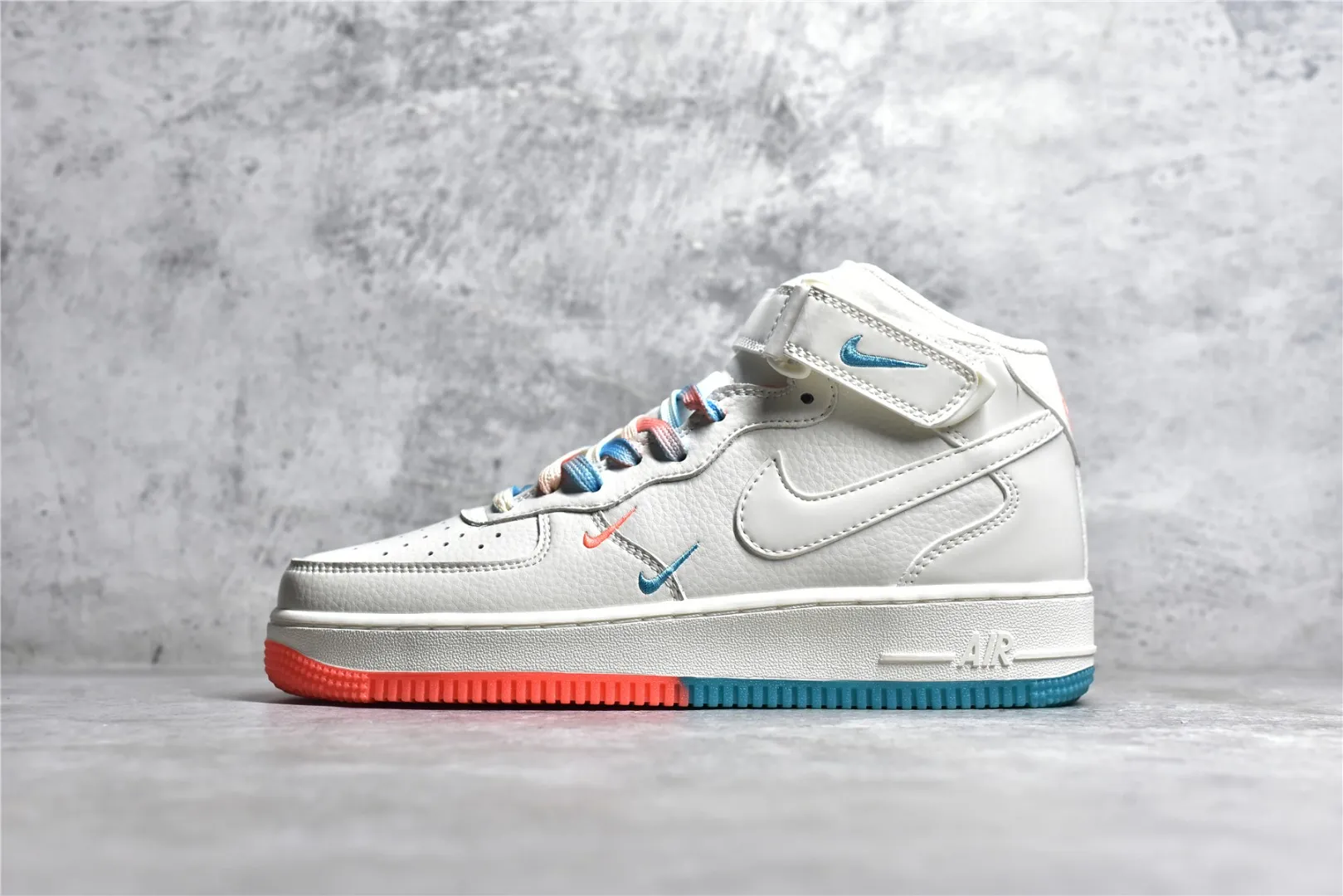 ▪️覓貨權威實拍💯#SJ38860新貨🚀#公司級別 NK Air Force 1 MID '07 米橙藍 ‘’邁阿密‘’配色低幫空軍一號休閒板鞋 定制頭成皮料 原盒原包裝 3M反光 原楦原紙板 水晶雙色大底 純正版型 內置全掌氣墊 貨號：MI9663-536 Size：36 36.5 37.5 38 38.5 39 40 40.5 41 42 42.5 43 44 44.5 45
