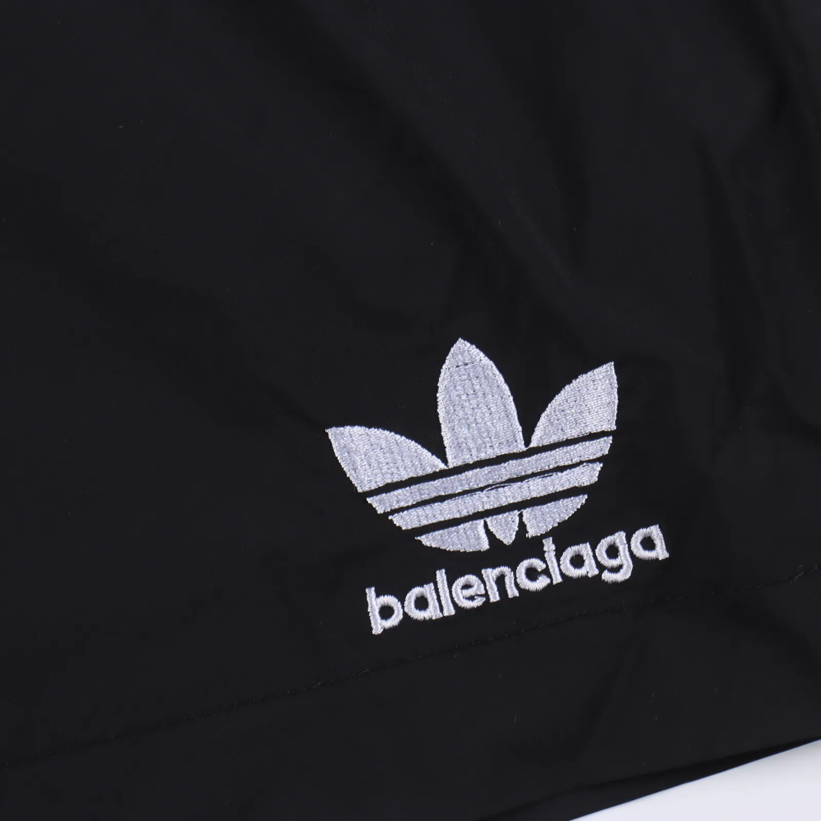 Balenciaga巴黎世家 BLCG × AD 聯名走秀款運動短褲Balenciaga/巴黎世家 BLCG × AD 聯名走秀款運動短褲                輕奢主義 男女日常通勤穿搭必備單品  正確版本  歡迎對比                詳細特徵                · 定制再生尼龍面料                  · 內裡採用三級聚酯鳥眼網布                · 田島高速繡花機機繡                · 開模定制五金拉鍊                 · 原版主嘜水洗吊牌包裝                   顏色：黑色                   尺碼：46/48/50/52                編碼：SKK032561