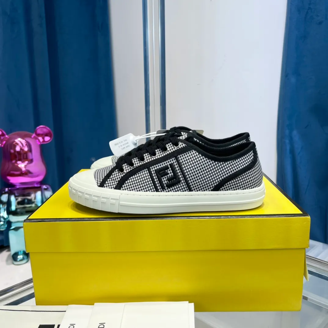 FENDI 22a new arrival～ FF2022秋冬domino情侶老花帆布鞋鞋面FF提花布料，飾有同色系羅緞邊飾，鞋底FF 雕刻裝飾，軟彈腳感，還有微微增高效果，真是YYSD啊，芬迪家的大爆款🔥頂級精品 情侶size 35-45