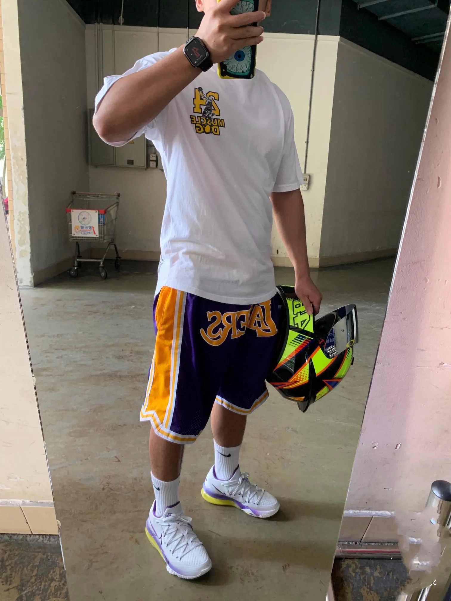 Just Don / NBA 聯名湖人籃球短褲五分褲                由Don C所主理的街頭品牌Just Don，Just Don 的主理人是 Kanye West 的 DJ所創立的高端街頭品牌 他的複古短褲一直是很多小伙伴的喜愛 詹姆斯上身後 就引起了很大的轟動 面料工藝：定織足足的240g網眼面料 整條褲子重量達到1.5斤左右，只有達到這個重量才能有鬆垮的下垂感，不僅僅是克重這麼簡單，網眼形狀為刀割細線狀。