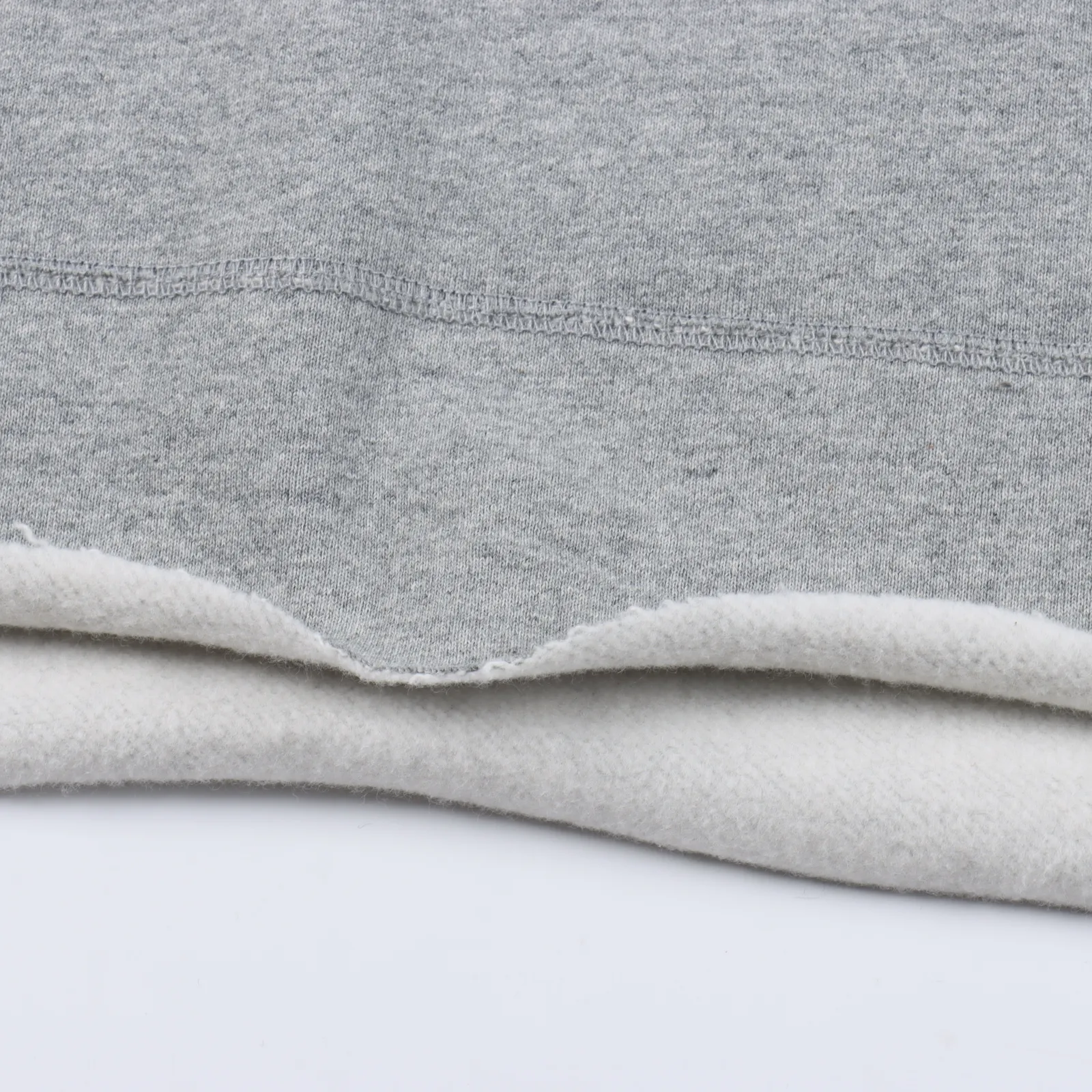 Maison Margiela MM6 23FW 馬吉拉熒光字母連帽衛衣                定制400克全棉衛衣料抓毛底，上身舒適柔軟，定位厚板膠印，加入熒光粉，還原原版夜光效果，哈梭線定位口袋，原版毛邊效果，定制YKK拉鍊，字母具有夜光效果，合身版型                Size：S-L                編碼：FNC112462