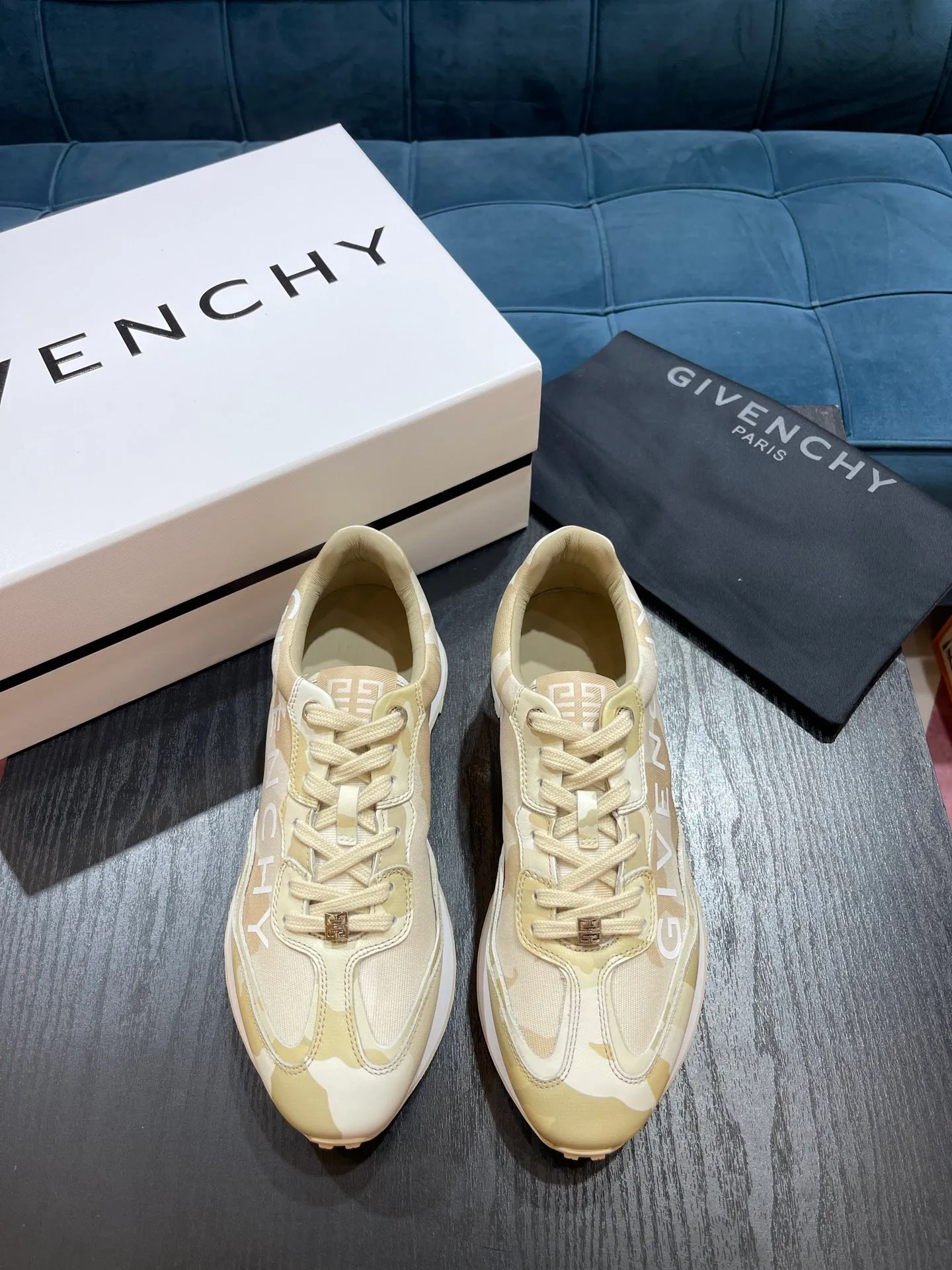 頂級版本Givench* Runner系列 絨面牛皮革錦綸運動鞋，側面飾以白色GIVENCHY LOGO印花 GIV Runner系列 復古設計 側面金屬孔鞋舌點綴4G LOGO刺繡 舒適厚底鞋跟壓印GIVENCHY LOGO鞋底下方滿飾4G LOGO Size：39-44（38.45定做）