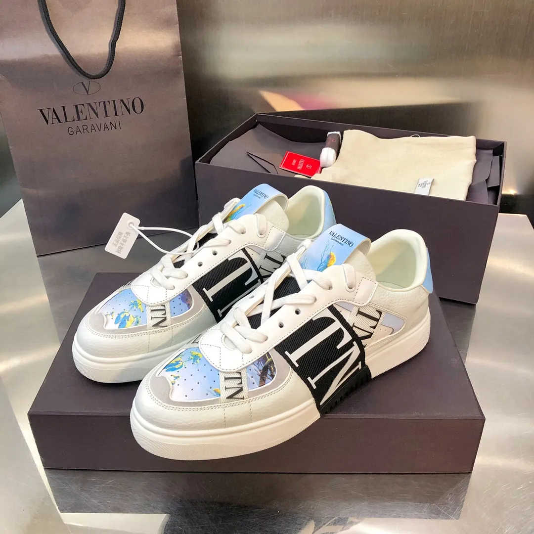 【頂級復刻代購版本】華倫天奴VALENTINO情侶款 2020ss官網最新色推出 3D打印V字大logo 彩色印花系列休閒小白鞋～1:1頂級原版復刻 鞋面：頭層小牛皮3D彩印（重工拼接工藝）內裡：牛皮（套包原版工藝）標準碼數：女碼35-39/男碼38-44