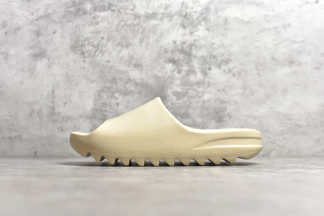 ▪️覓貨權威實拍💯#BEBFB3新貨🚀#SG獨家純原 市面唯一正確版 AD Originals Yeezy Slide “Bone”骨白 這款鞋真的沒有太多細節 原廠鞋型百分百同步 無色差 市面唯一正確抽拉鞋盒 你們可以隨意對比市面便宜貨的鞋盒 隨意考證 官方同步尺碼：37 38 39 40.5 42 43 44.5 46 47 48.5（建議拿大一碼）