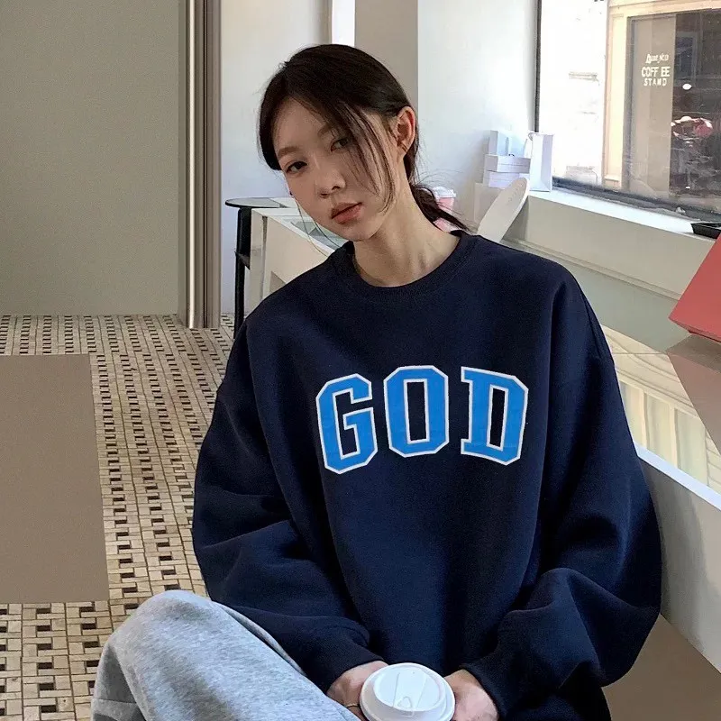 Fear of God FOG 24FW GOD字母圓領衛衣 成衣加絨款採用380g面料,不加絨款採用350g面料,螺紋採用420g雙紗1:1螺紋。