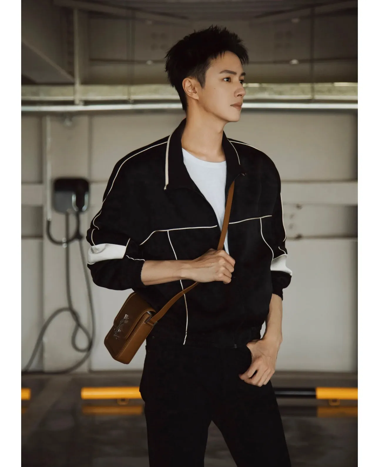 SAINT LAURENT PARIS/聖羅蘭SLP 線條立領風衣夾克外套 天絲縐緞TEDDY夾克,衣服表面附有特殊肌理、高級面料自然的懸垂感、涼爽舒適貼膚透氣、不沾塵且打理簡便。